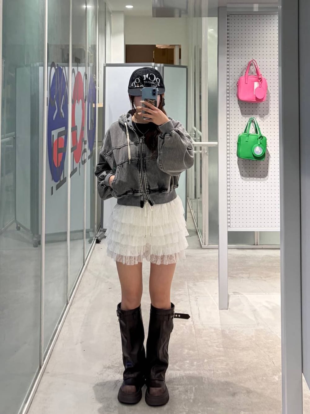 ホワイト系のその他パンツ、ブラウン系のブーツ、ブラック系のブルゾンを着用したレディースの冬コーディネートの2枚目の写真