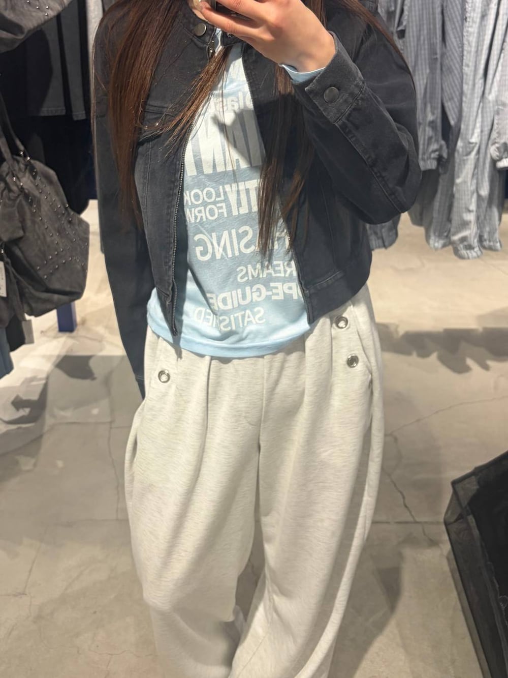 ブラック系のパンプス、ホワイト系のTシャツ/カットソー、グレー系のスウェットパンツを着用したレディースの春コーディネートの2枚目の写真