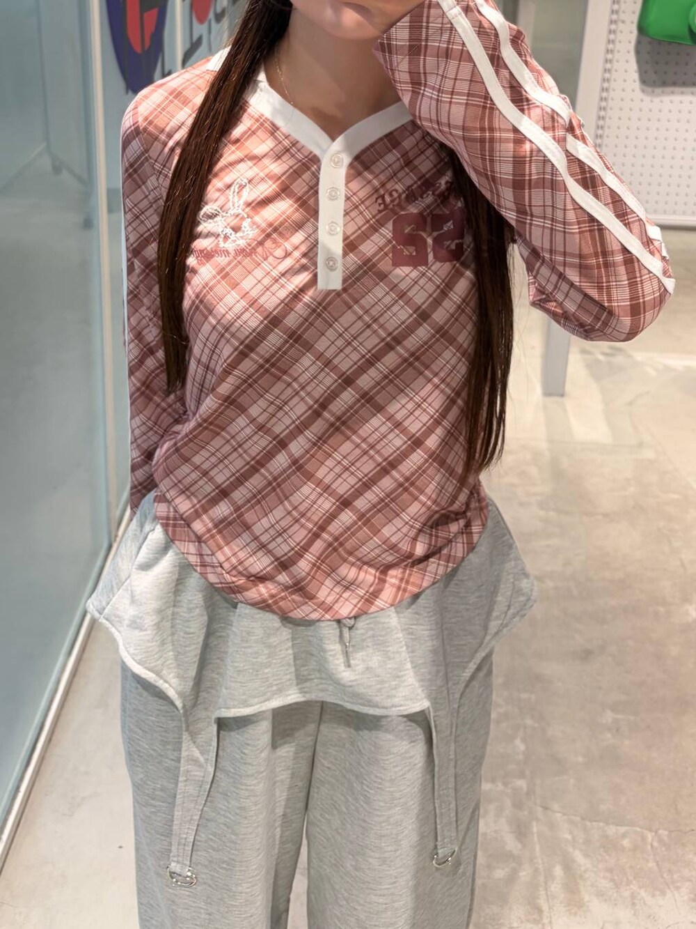 グレー系のスウェットパンツ、ピンク系のTシャツ/カットソーを着用したレディースの春コーディネートの2枚目の写真