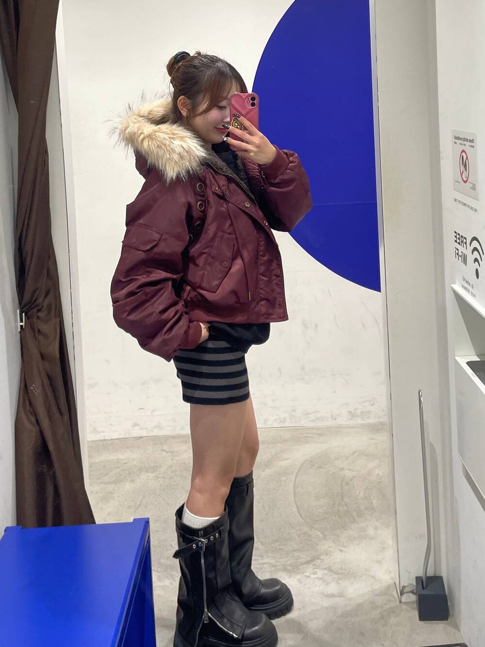 ブラック系のブーツ、ブラック系のスウェット、グレー系のその他パンツを着用したレディースの秋コーディネートの3枚目の写真