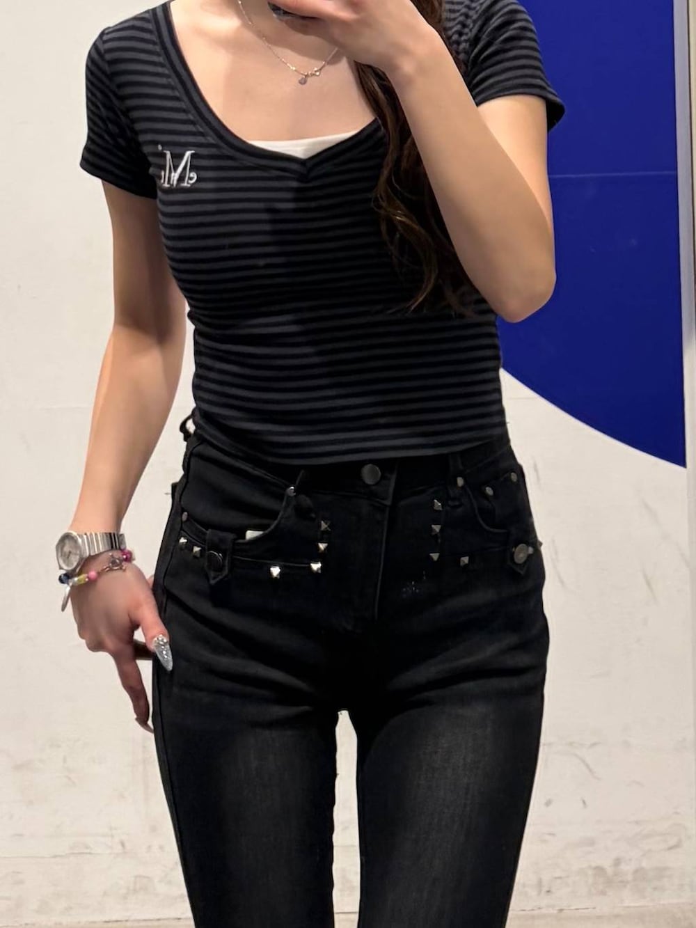 ブラック系のデニムパンツ、ブラック系のTシャツ/カットソーを着用したレディースの春コーディネートの2枚目の写真