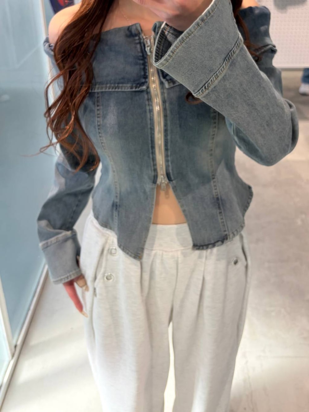 ブラック系のパンプス、グレー系のスウェットパンツ、ブルー系のシャツ/ブラウスを着用したレディースの春コーディネートの3枚目の写真