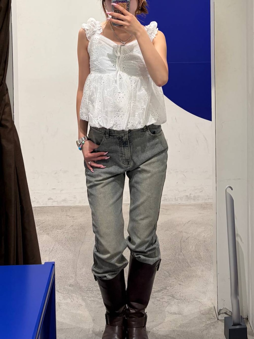 ホワイト系のシャツ/ブラウス、ブルー系のデニムパンツを着用したレディースの夏コーディネートの2枚目の写真