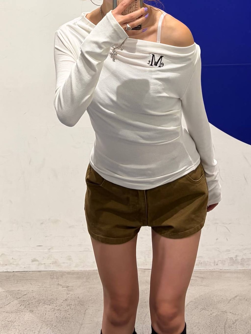 ベージュ系のその他パンツ、ベージュ系のTシャツ/カットソーを着用したレディースの秋コーディネートの2枚目の写真
