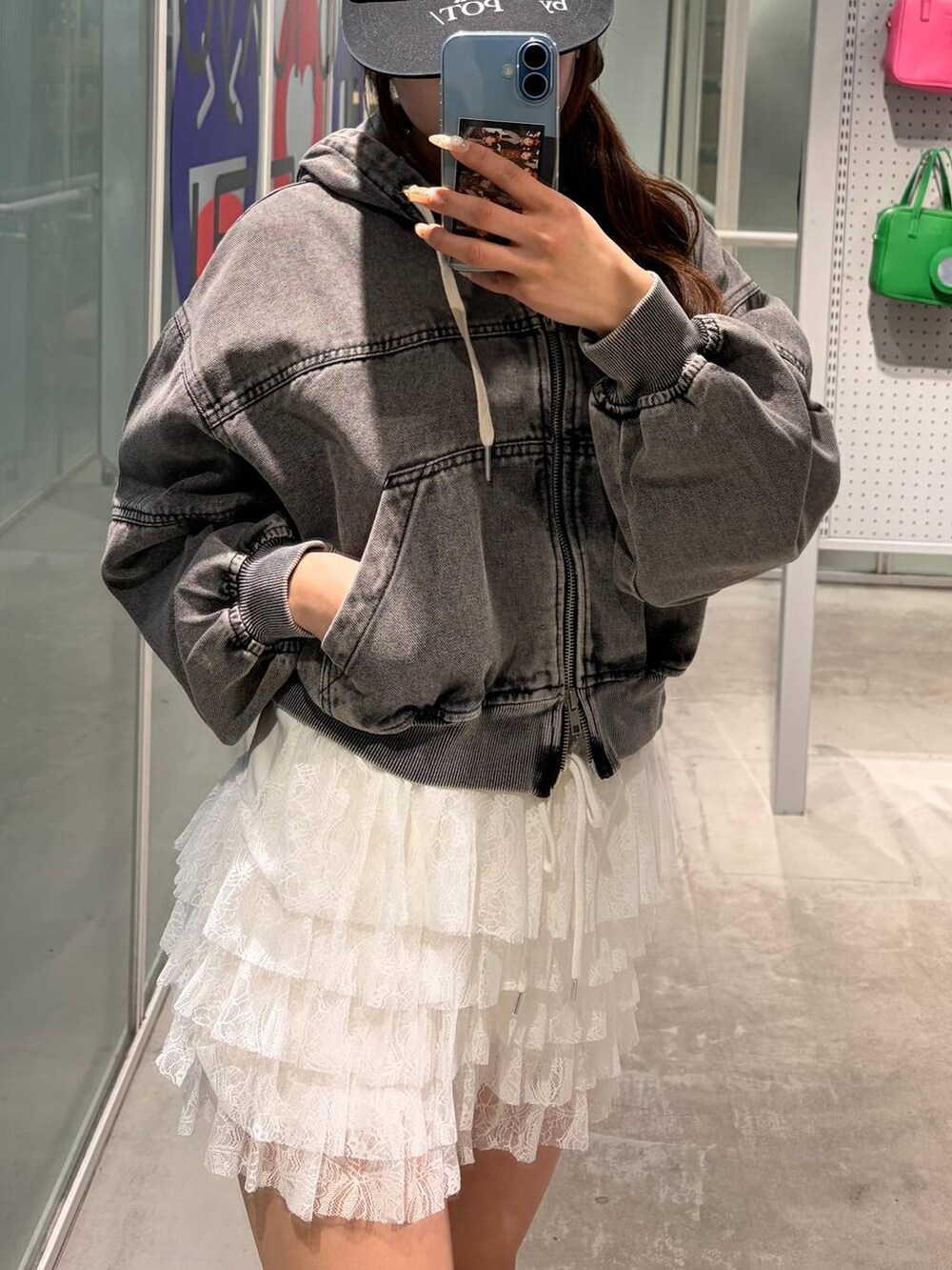 ホワイト系のその他パンツ、ブラウン系のブーツ、ブラック系のブルゾンを着用したレディースの冬コーディネートの3枚目の写真