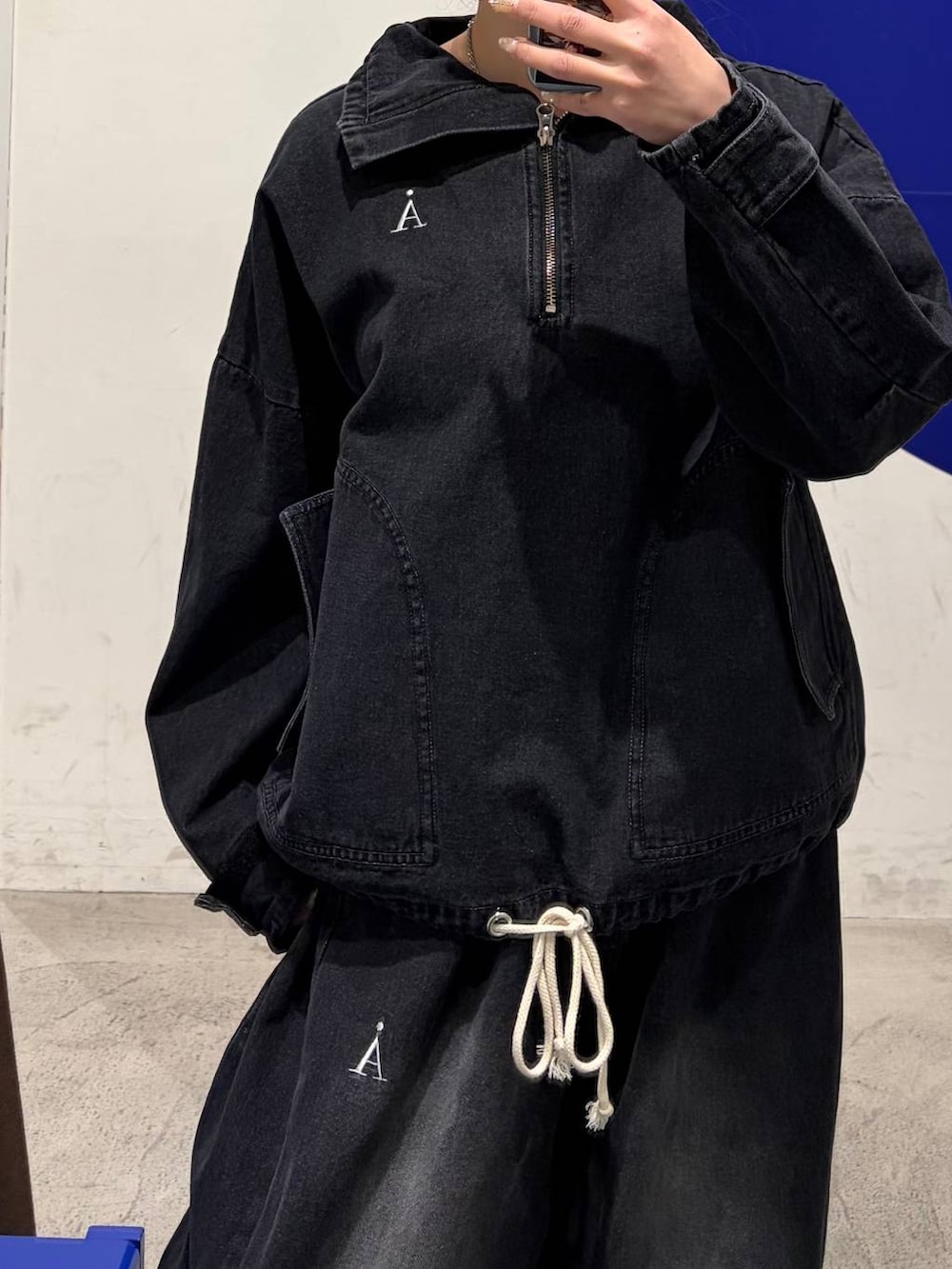 ブラック系のデニムパンツを着用したレディースの冬コーディネートの4枚目の写真