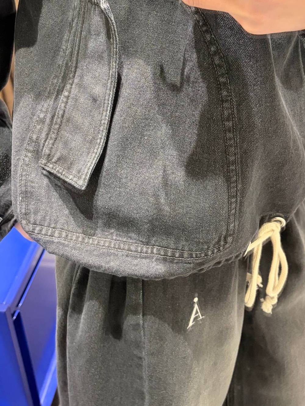 ブラック系のデニムパンツを着用したレディースの冬コーディネートの3枚目の写真