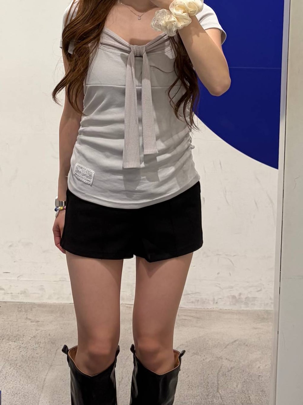 ブラック系のその他パンツ、ブラック系のブーツを着用したレディースの春コーディネートの2枚目の写真