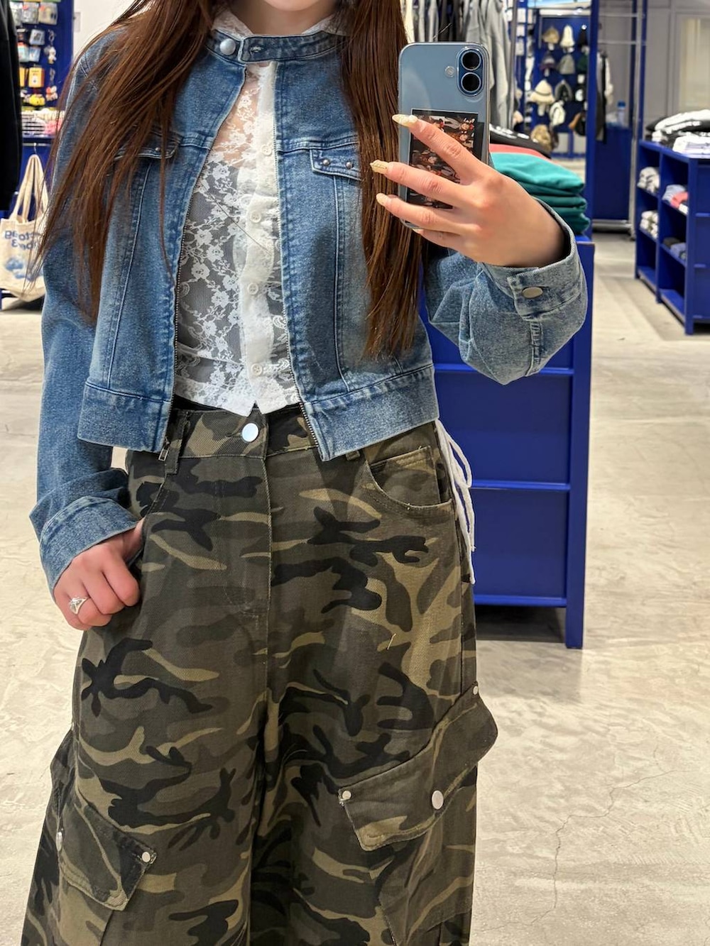 ブラック系のパンプス、ホワイト系のTシャツ/カットソー、ブルー系のデニムジャケットを着用したレディースの春コーディネートの2枚目の写真