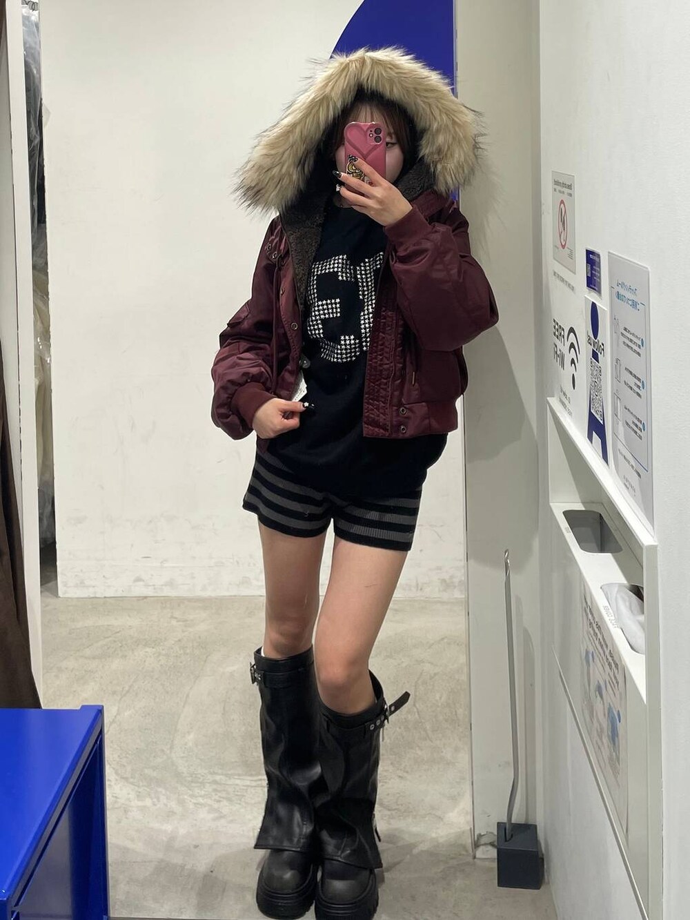 ブラック系のブーツ、ブラック系のスウェット、グレー系のその他パンツを着用したレディースの秋コーディネートの4枚目の写真