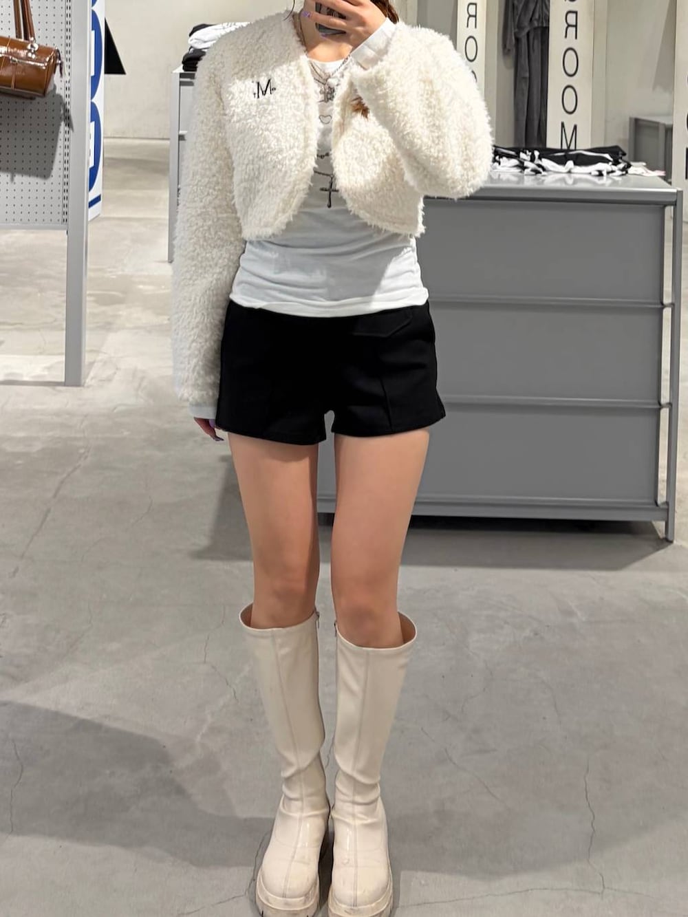 ベージュ系のカーディガン/ボレロ、ブラック系のその他パンツ、ホワイト系のTシャツ/カットソーを着用したレディースの秋コーディネートの2枚目の写真