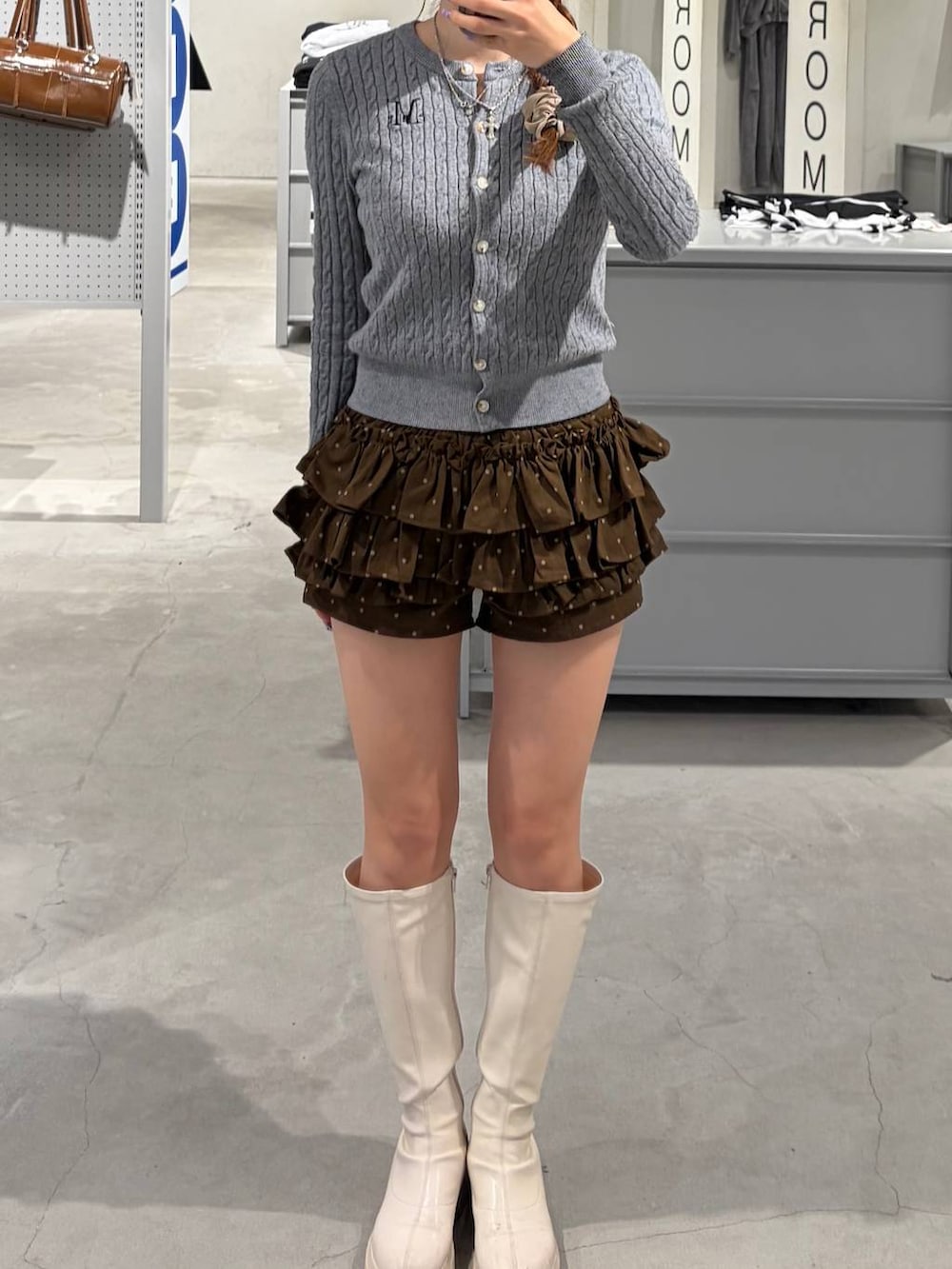 ブラウン系のその他パンツ、グレー系のカーディガン/ボレロを着用したレディースの秋コーディネートの2枚目の写真