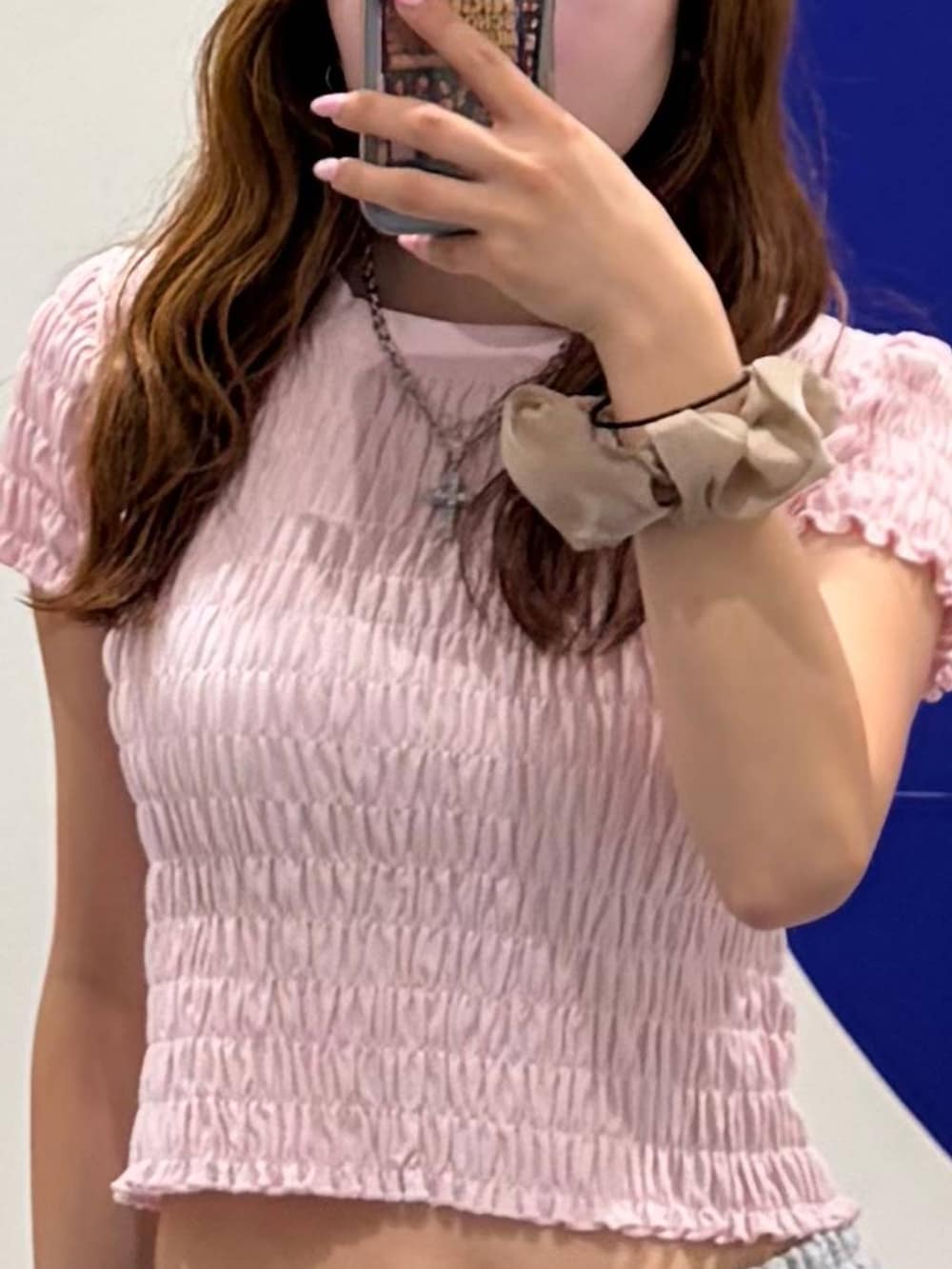 グレー系のスウェットパンツ、ピンク系のTシャツ/カットソーを着用したレディースの夏コーディネートの4枚目の写真