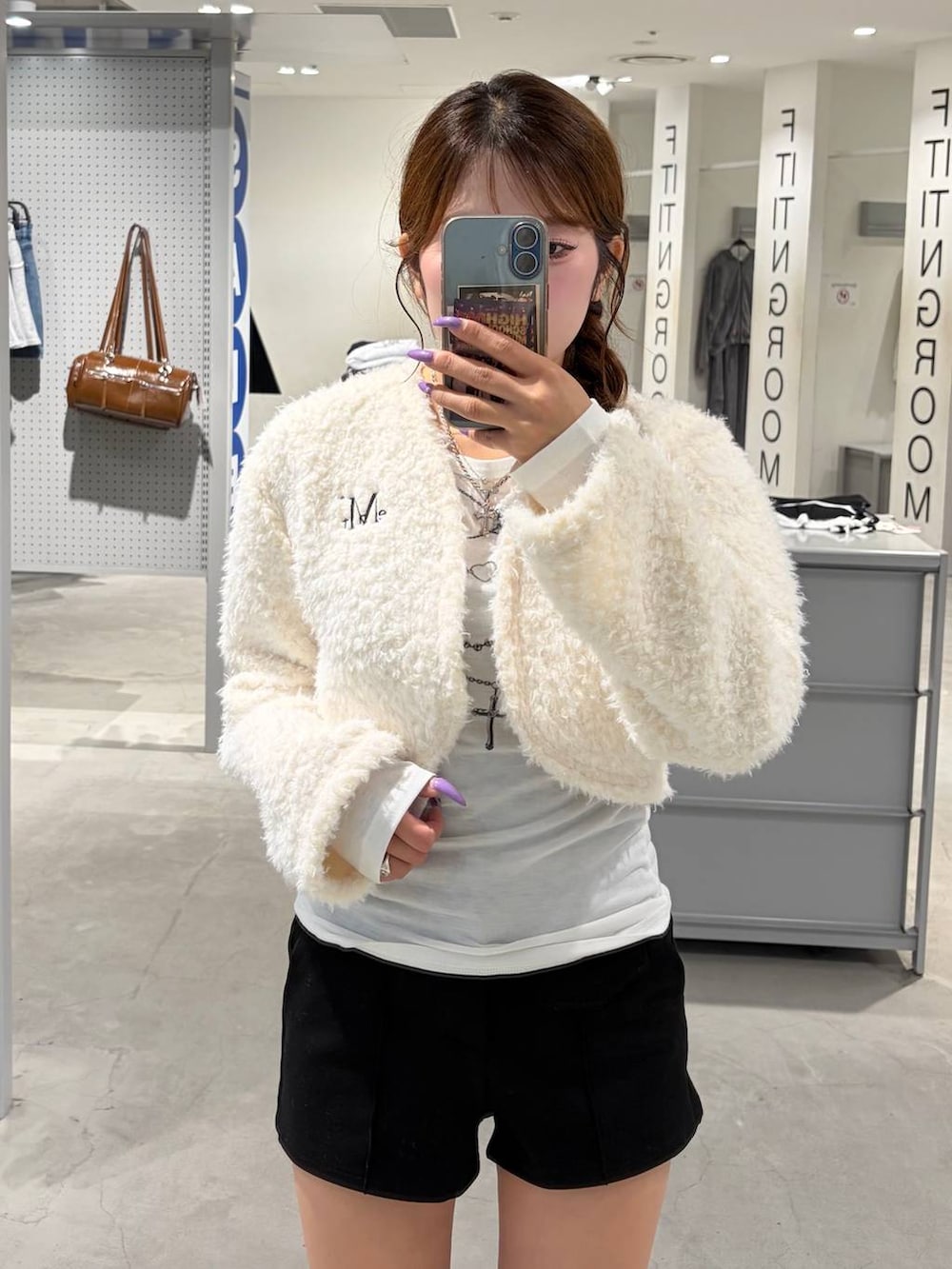 ベージュ系のカーディガン/ボレロ、ブラック系のその他パンツ、ホワイト系のTシャツ/カットソーを着用したレディースの秋コーディネートの3枚目の写真