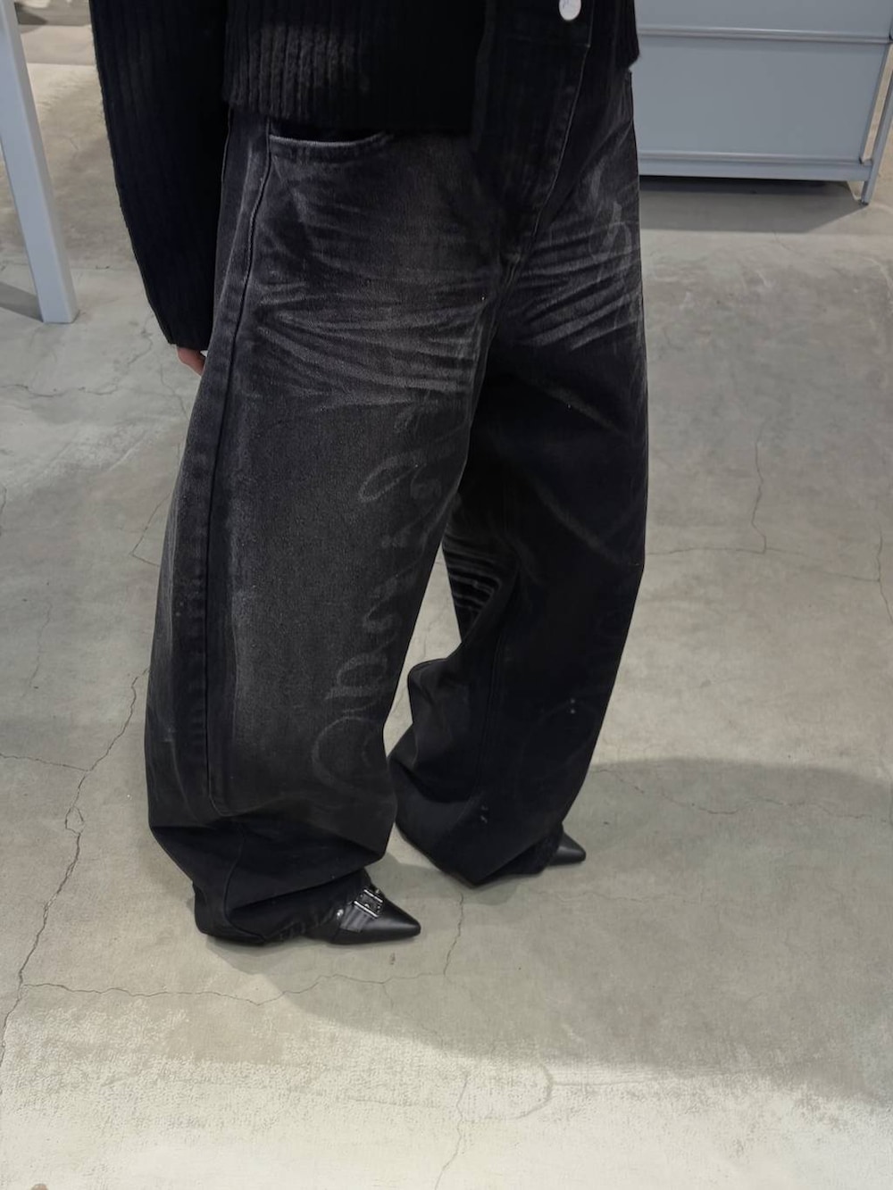 ブラック系のパンプス、ブラック系のカーディガン/ボレロを着用したレディースの冬コーディネートの2枚目の写真