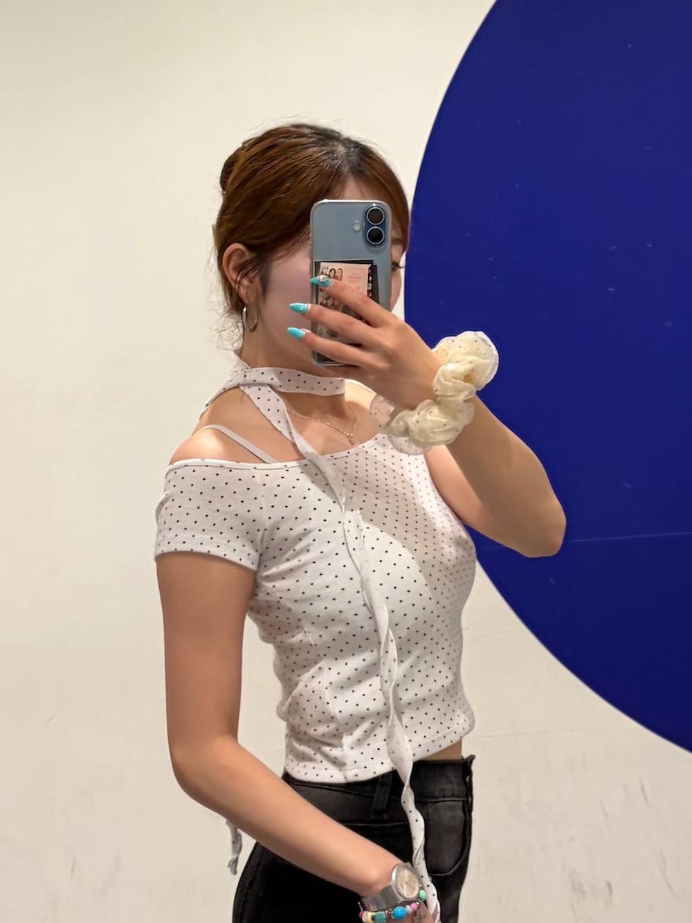 ホワイト系のTシャツ/カットソー、ブラック系のデニムパンツを着用したレディースの夏コーディネートの3枚目の写真