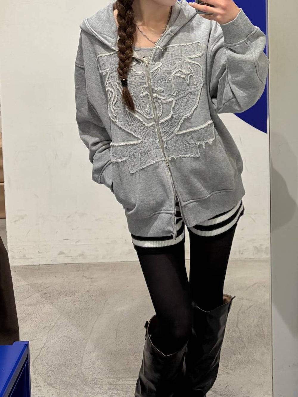 ブラック系のその他パンツ、ブラック系のブーツ、グレー系のスウェットを着用したレディースの冬コーディネートの2枚目の写真