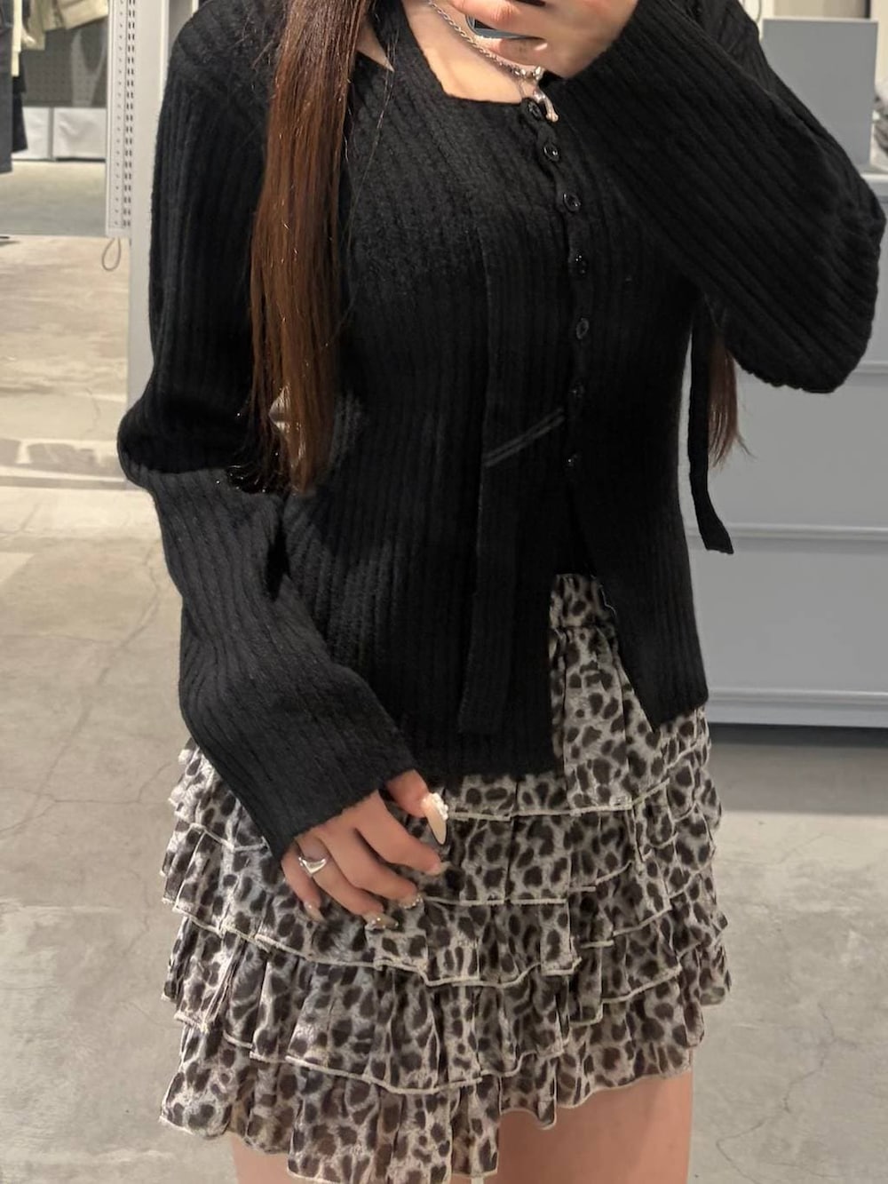 その他のその他パンツ、ブラック系のカーディガン/ボレロ、ブラック系のブーツを着用したレディースの冬コーディネートの2枚目の写真