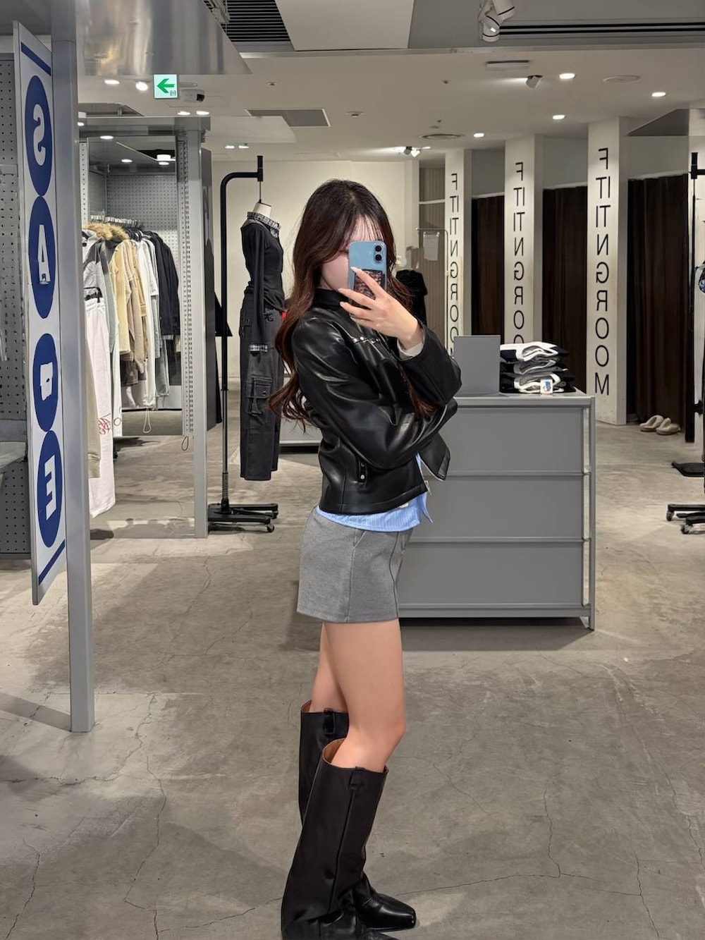 グレー系のその他パンツ、ブラック系のブーツ、ベージュ系のカーディガン/ボレロを着用したレディースの冬コーディネートの2枚目の写真