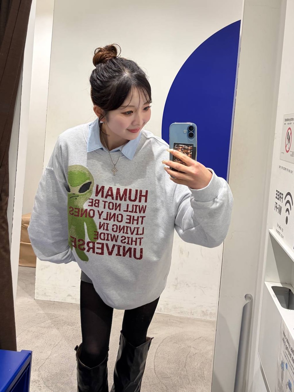 グレー系のTシャツ/カットソー、グレー系のその他パンツ、ブラック系のブーツを着用したレディースの冬コーディネートの2枚目の写真