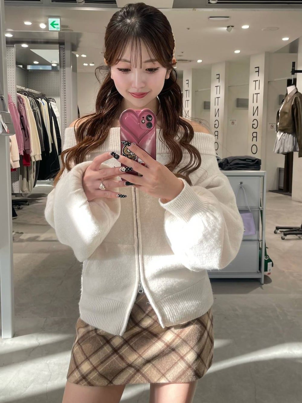 ベージュ系のブーツ、ベージュ系のスカート、ベージュ系のTシャツ/カットソーを着用したレディースの冬コーディネートの2枚目の写真
