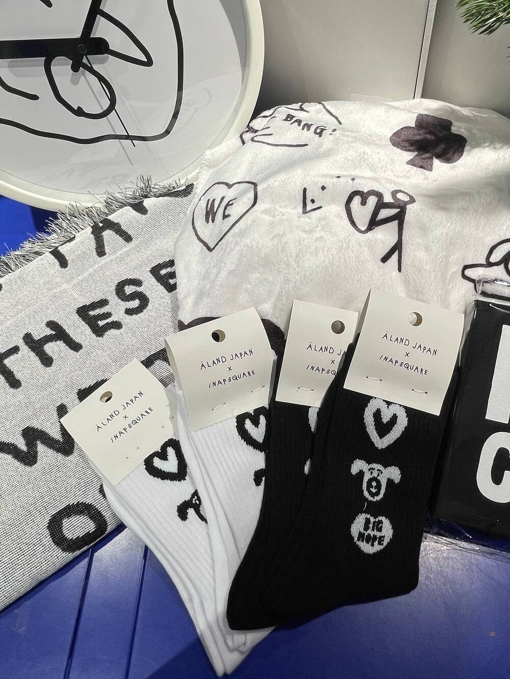 ホワイト系のソックス/靴下、その他の掛け時計、ブラック系のブランケットを着用したレディースの秋コーディネートの5枚目の写真