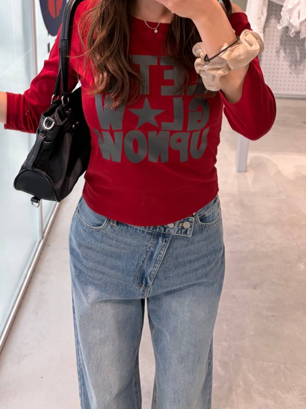 ブルー系のデニムパンツ、ホワイト系のパンプス、レッド系のTシャツ/カットソーを着用したレディースの夏コーディネートの3枚目の写真