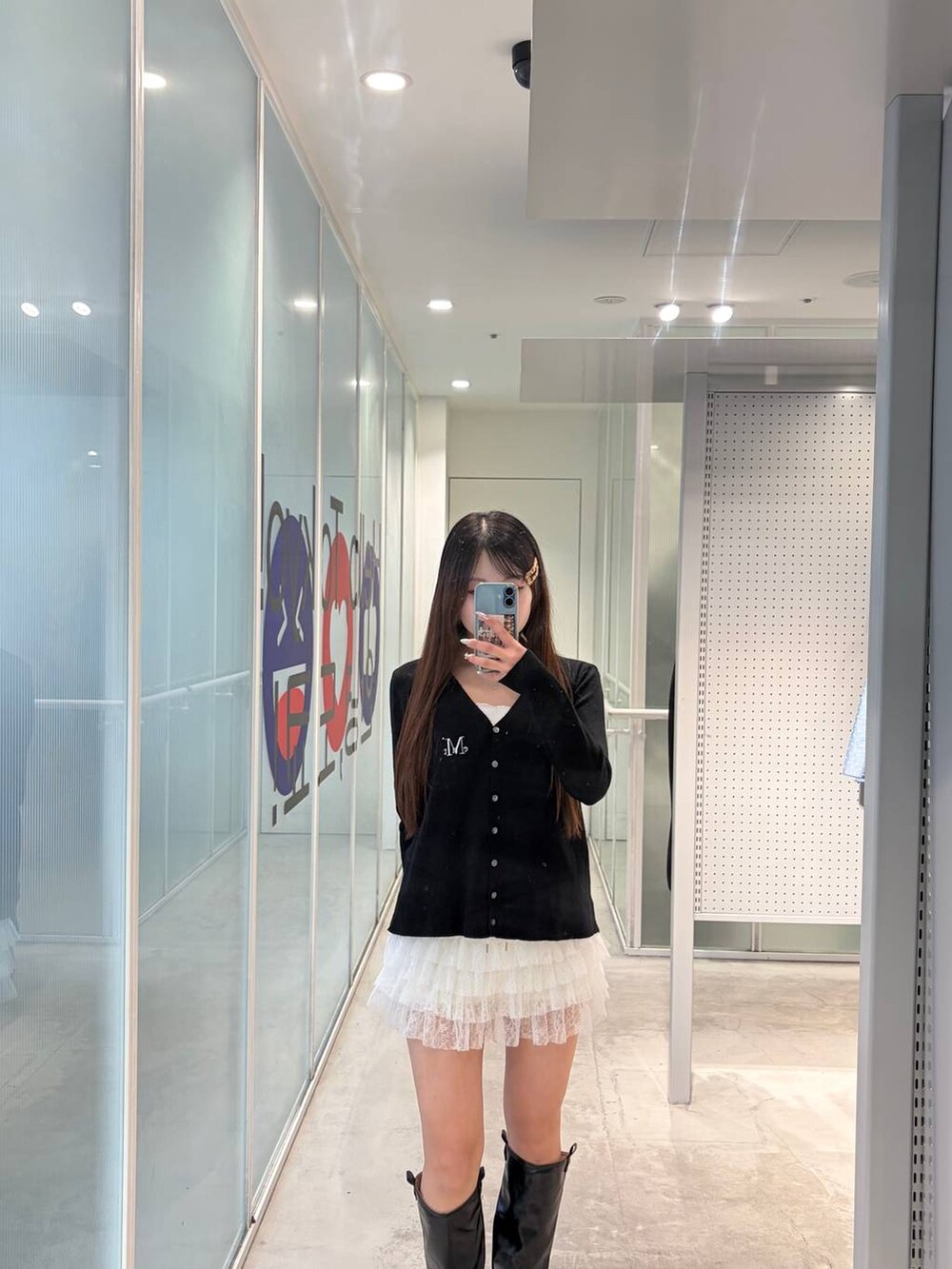 ホワイト系のその他パンツ、ブラック系のブーツ、ブラック系のカーディガン/ボレロを着用したレディースの春コーディネートの2枚目の写真