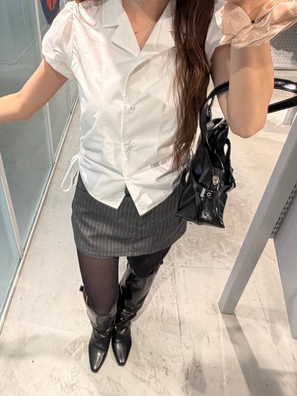 グレー系のその他パンツ、ブラック系のブーツ、ホワイト系のシャツ/ブラウスを着用したレディースの春コーディネートの4枚目の写真