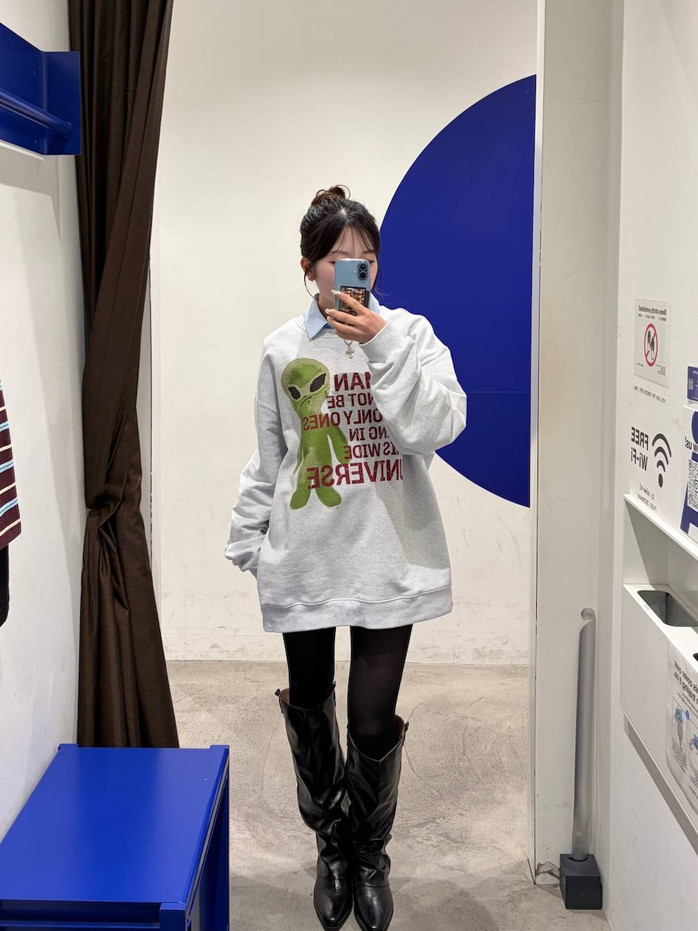 グレー系のTシャツ/カットソー、グレー系のその他パンツ、ブラック系のブーツを着用したレディースの冬コーディネートの3枚目の写真