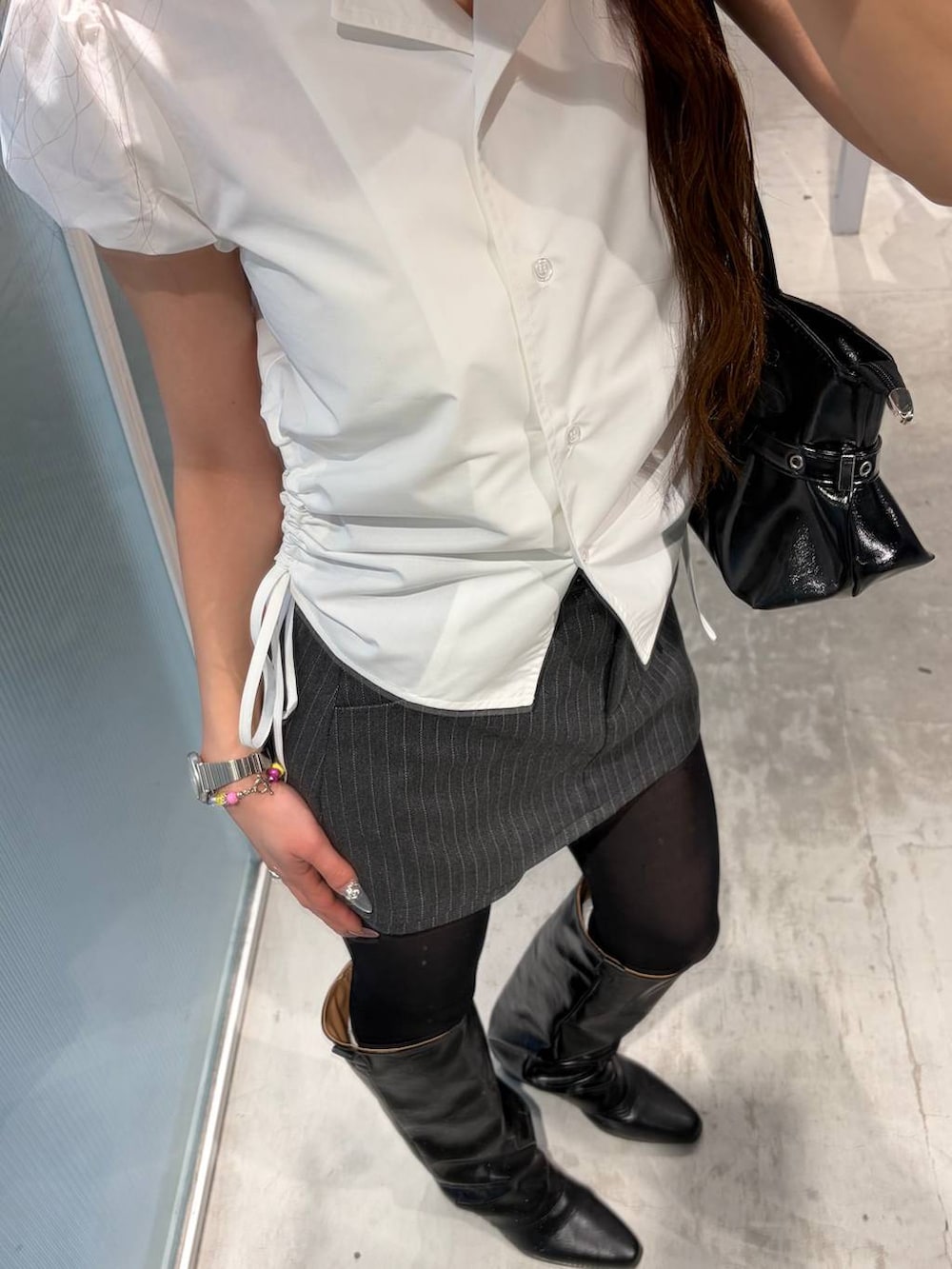 グレー系のその他パンツ、ブラック系のブーツ、ホワイト系のシャツ/ブラウスを着用したレディースの春コーディネートの3枚目の写真