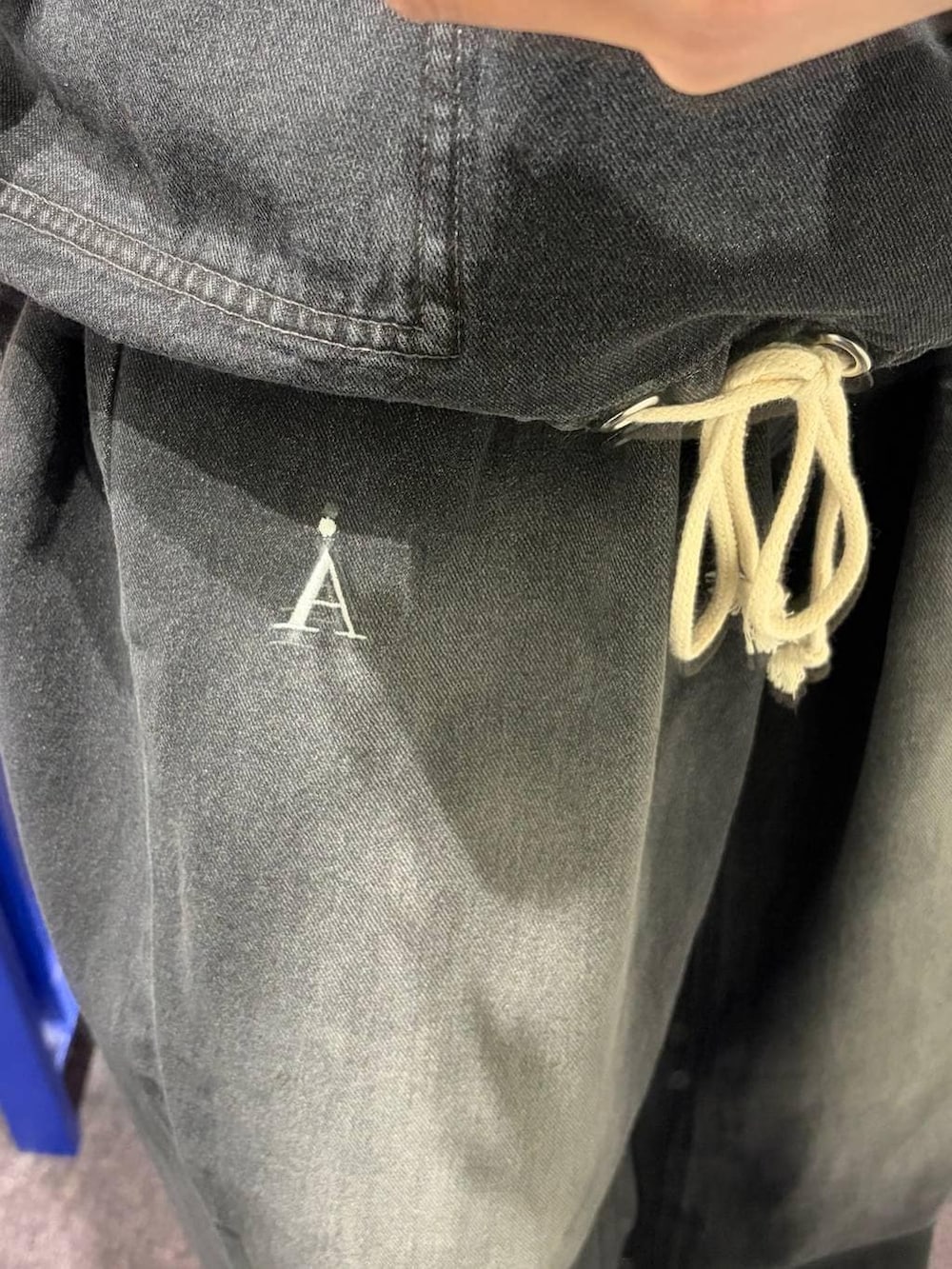 ブラック系のデニムパンツを着用したレディースの冬コーディネートの2枚目の写真