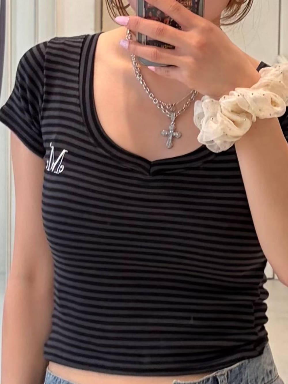 ブルー系のデニムパンツ、ブラック系のTシャツ/カットソーを着用したレディースの夏コーディネートの3枚目の写真