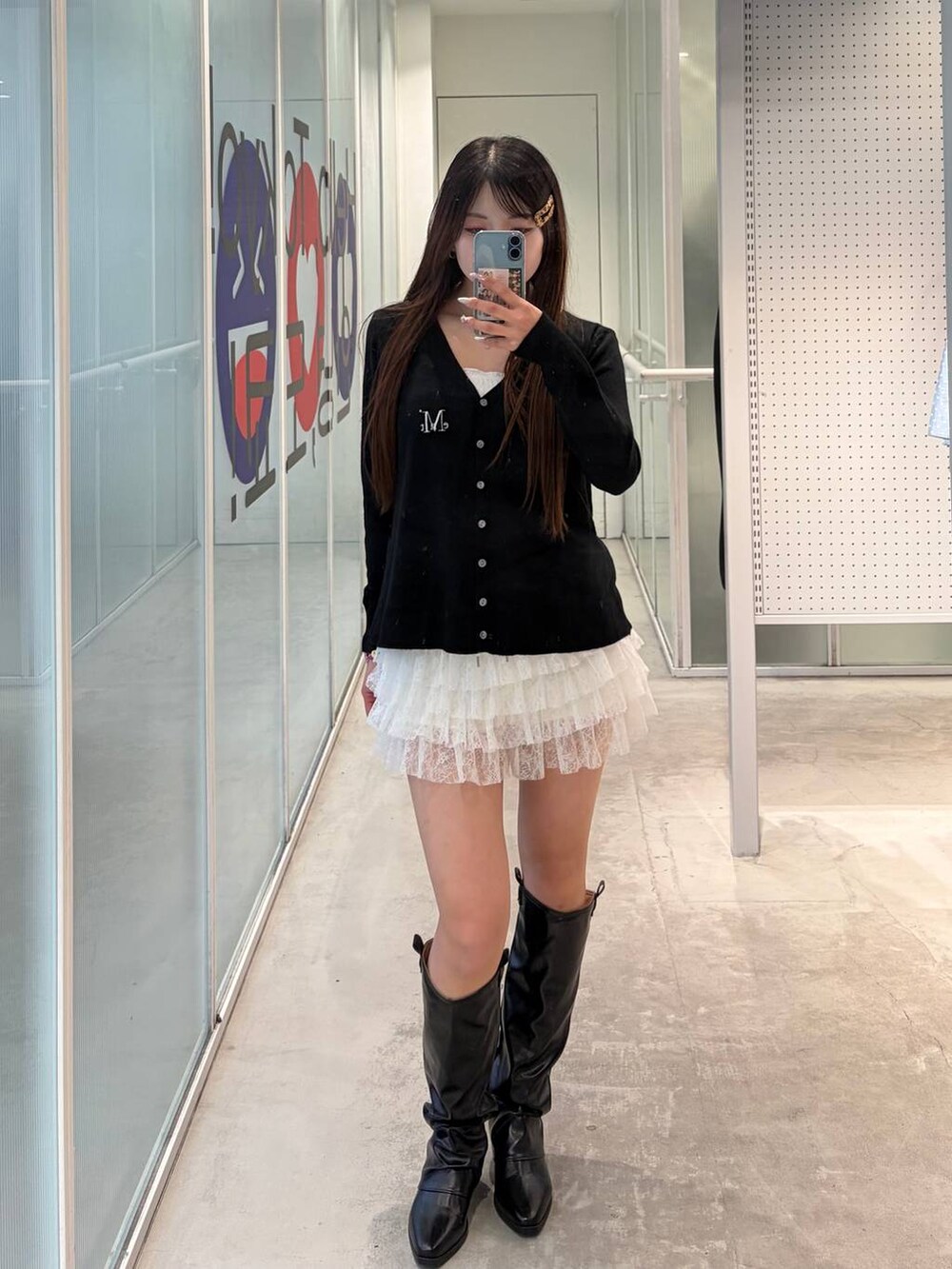 ホワイト系のその他パンツ、ブラック系のブーツ、ブラック系のカーディガン/ボレロを着用したレディースの春コーディネートの5枚目の写真