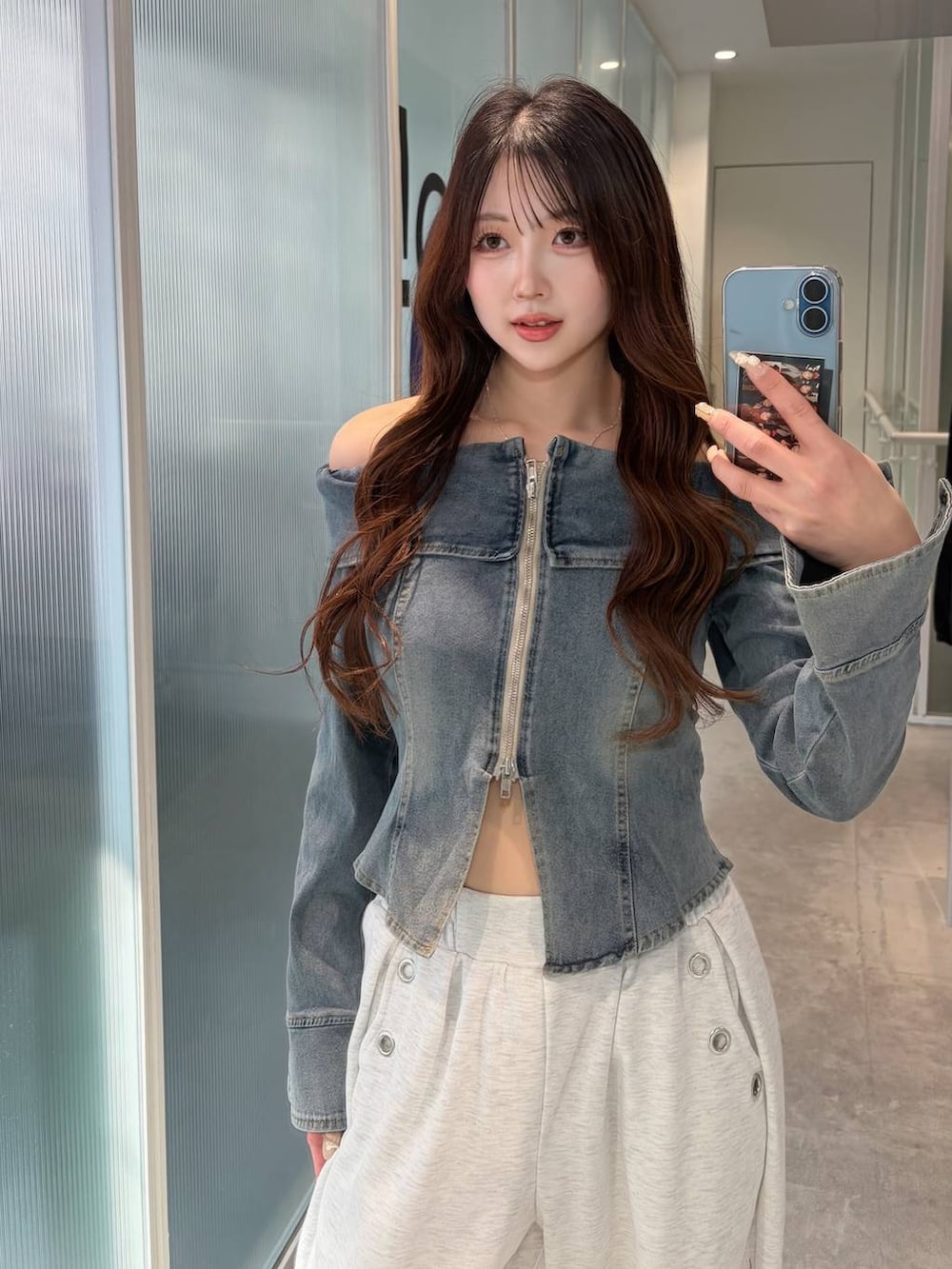 ブラック系のパンプス、グレー系のスウェットパンツ、ブルー系のシャツ/ブラウスを着用したレディースの春コーディネートの2枚目の写真