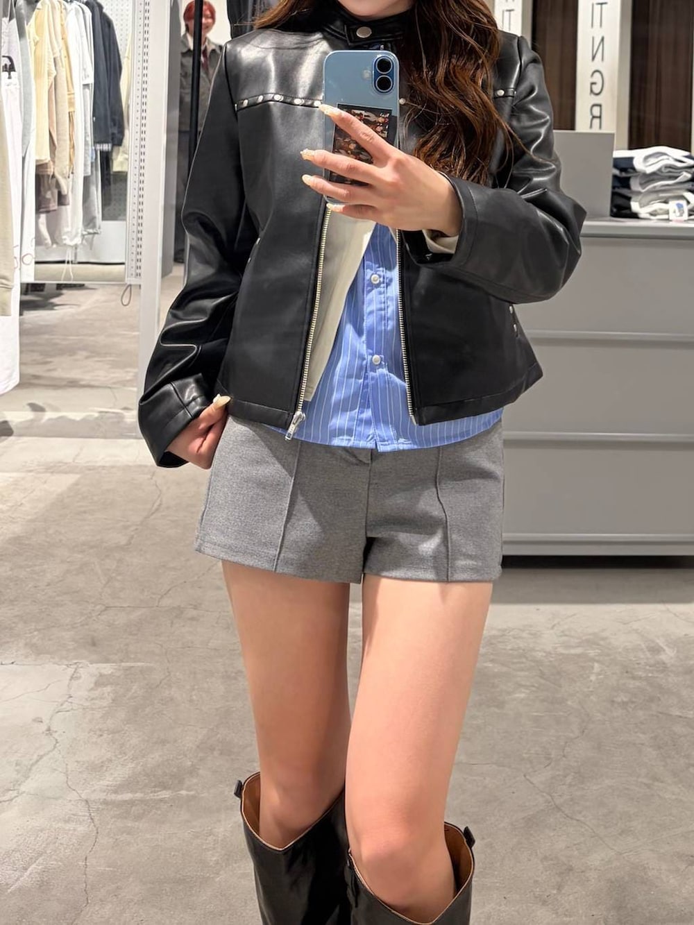 グレー系のその他パンツ、ブラック系のブーツ、ベージュ系のカーディガン/ボレロを着用したレディースの冬コーディネートの3枚目の写真