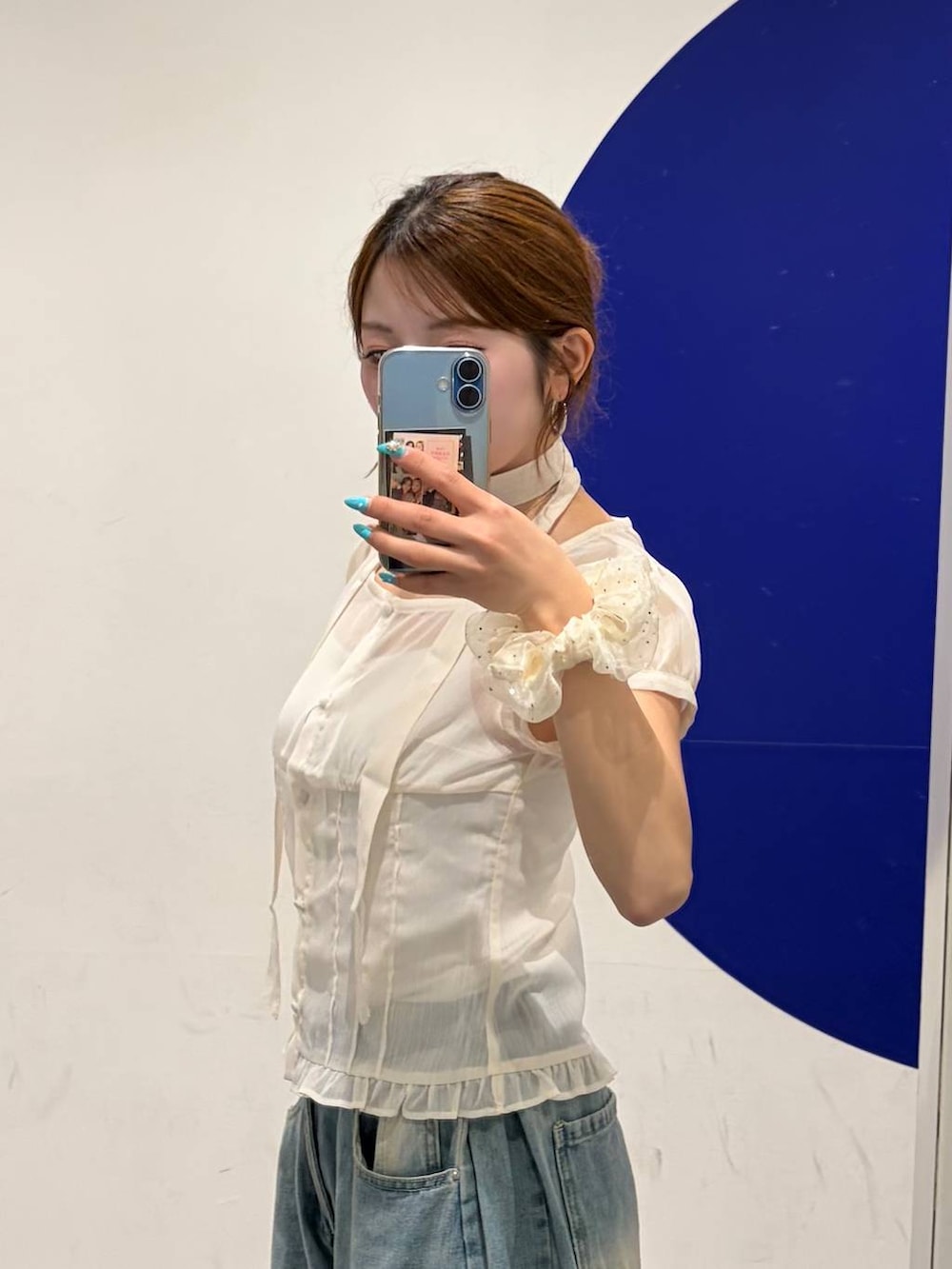ブルー系のデニムパンツ、ホワイト系のシャツ/ブラウスを着用したレディースの夏コーディネートの2枚目の写真