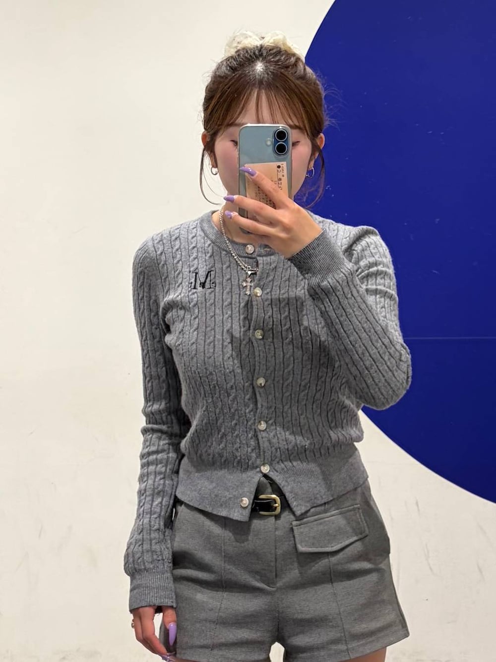 グレー系のその他パンツ、グレー系のカーディガン/ボレロを着用したレディースの秋コーディネートの2枚目の写真