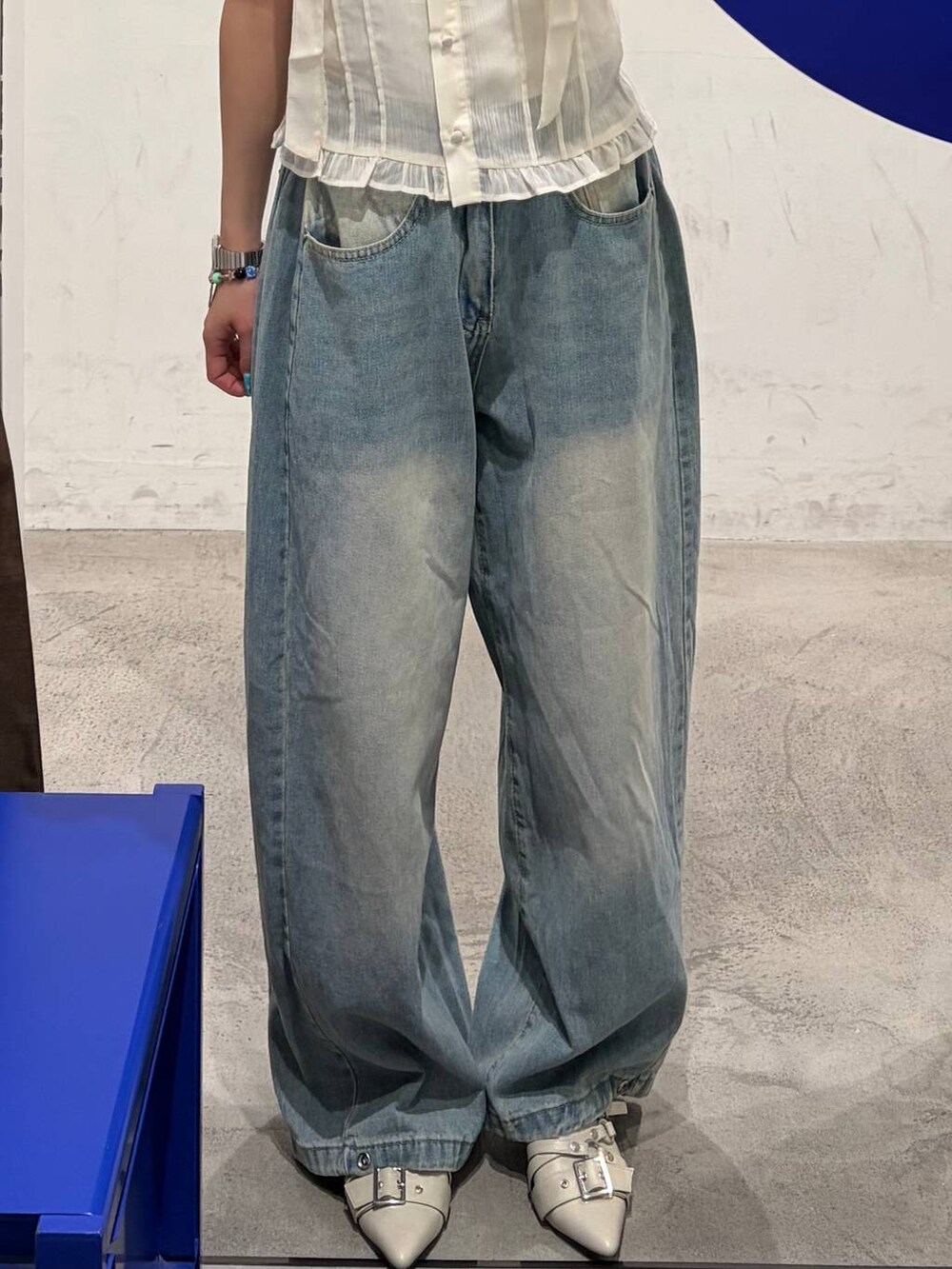ブルー系のデニムパンツ、ホワイト系のシャツ/ブラウスを着用したレディースの夏コーディネートの3枚目の写真