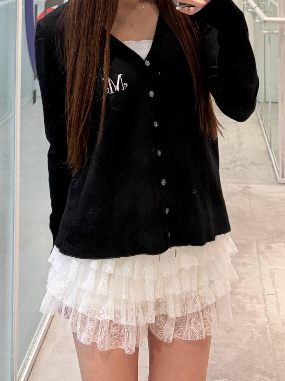 ホワイト系のその他パンツ、ブラック系のブーツ、ブラック系のカーディガン/ボレロを着用したレディースの春コーディネートの3枚目の写真