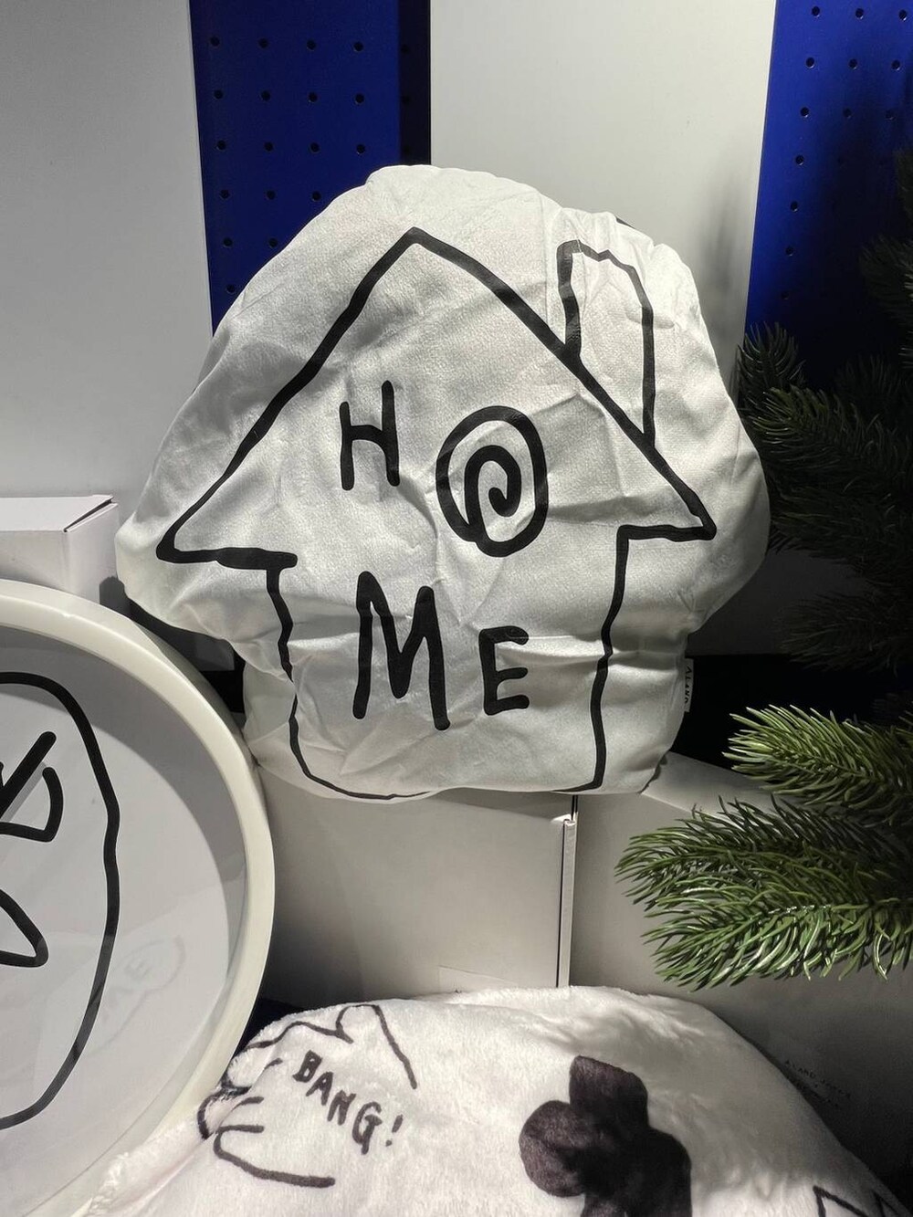 ホワイト系のソックス/靴下、その他の掛け時計、ブラック系のブランケットを着用したレディースの秋コーディネートの2枚目の写真