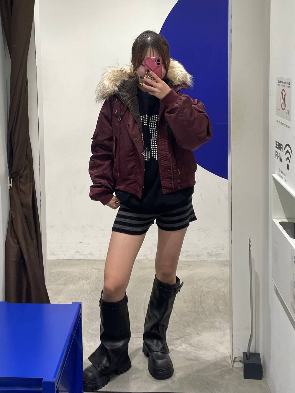 ブラック系のブーツ、ブラック系のスウェット、グレー系のその他パンツを着用したレディースの秋コーディネートの2枚目の写真