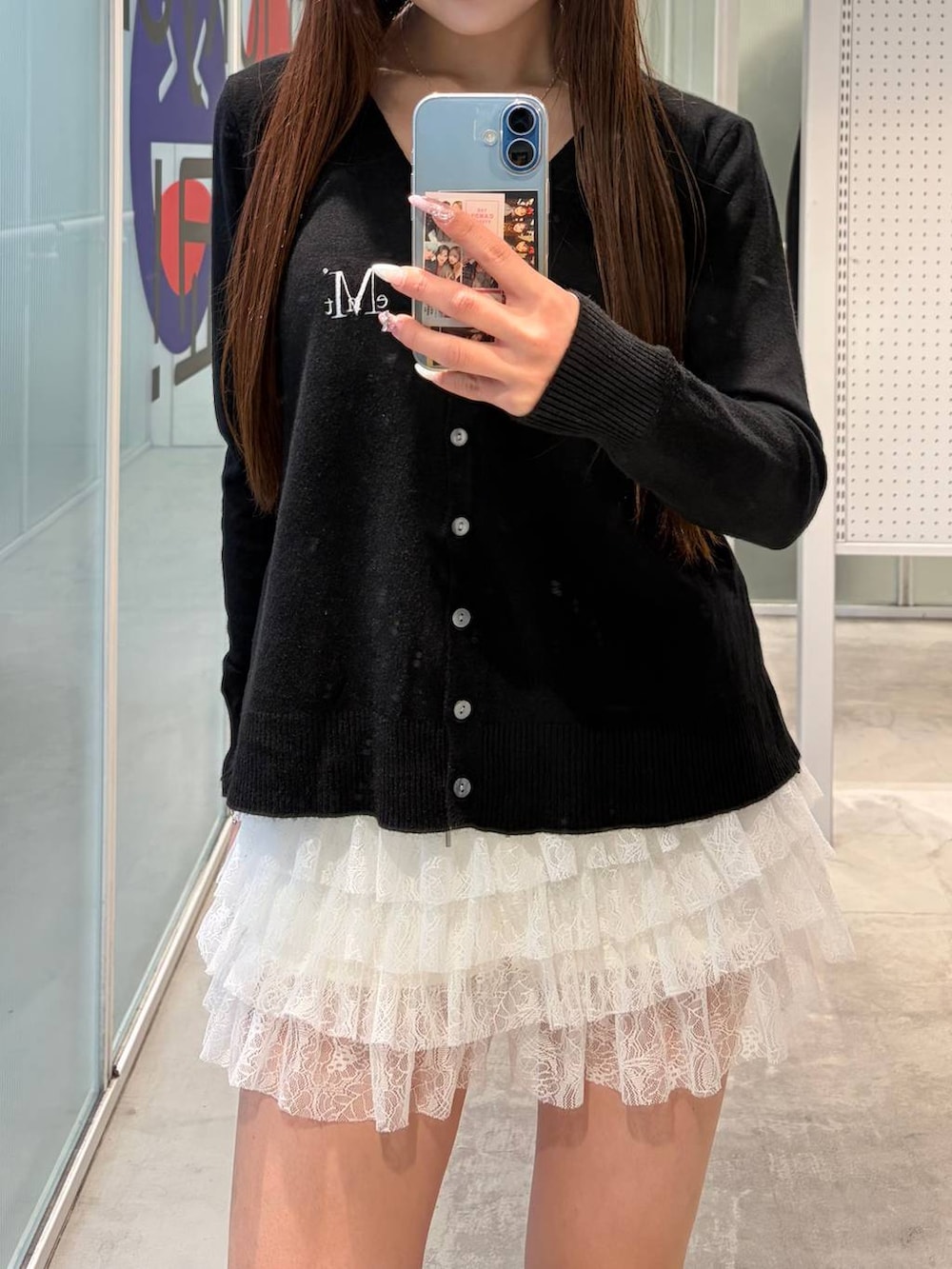 ホワイト系のその他パンツ、ブラック系のブーツ、ブラック系のカーディガン/ボレロを着用したレディースの春コーディネートの4枚目の写真