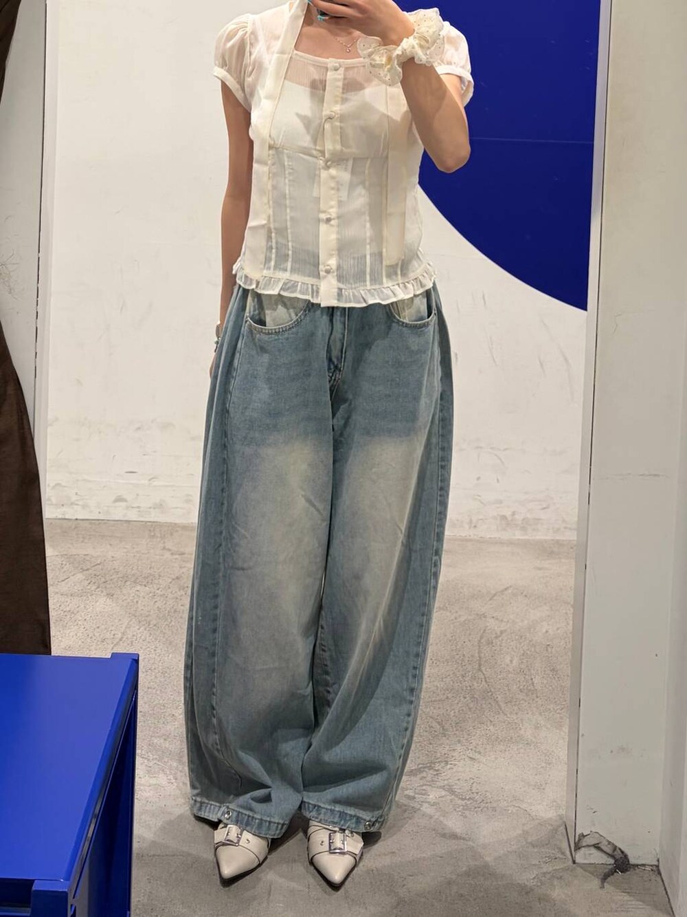 ブルー系のデニムパンツ、ホワイト系のシャツ/ブラウスを着用したレディースの夏コーディネートの4枚目の写真