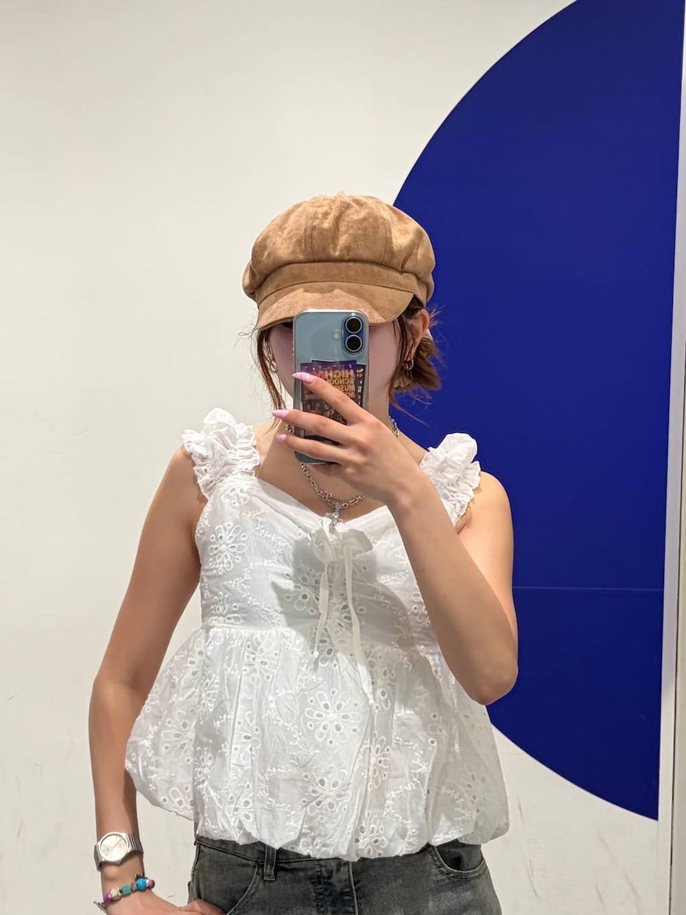 ホワイト系のシャツ/ブラウス、ブルー系のデニムパンツを着用したレディースの夏コーディネートの3枚目の写真