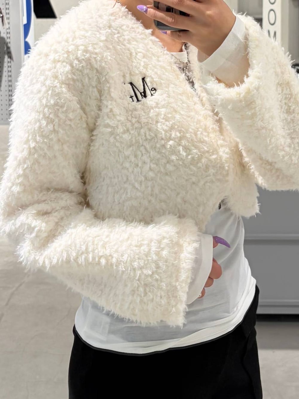 ベージュ系のカーディガン/ボレロ、ブラック系のその他パンツ、ホワイト系のTシャツ/カットソーを着用したレディースの秋コーディネートの4枚目の写真