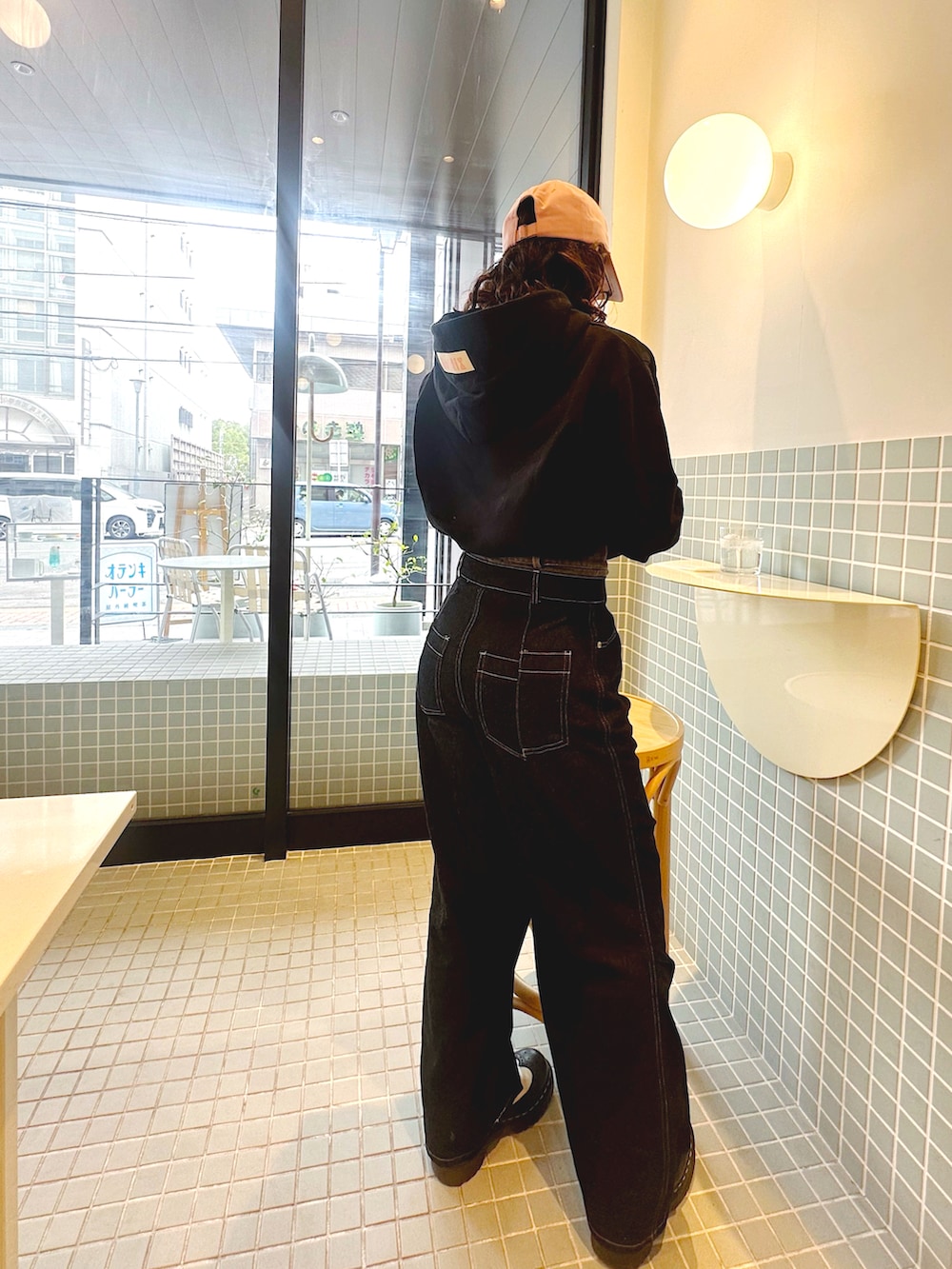 「大人女子、春、カジュアルコーデ、デニム、休日、今日のコーデ、カフェコーデ、大人カジュアル、ローファー、JEANASIS、最近のいい感じコーデ」｜「Dr. Martensのアイテム（ローファー、ブラック系）」を使った、mino0525さん（レディース・157cm）の春コーディネートの2枚目の写真