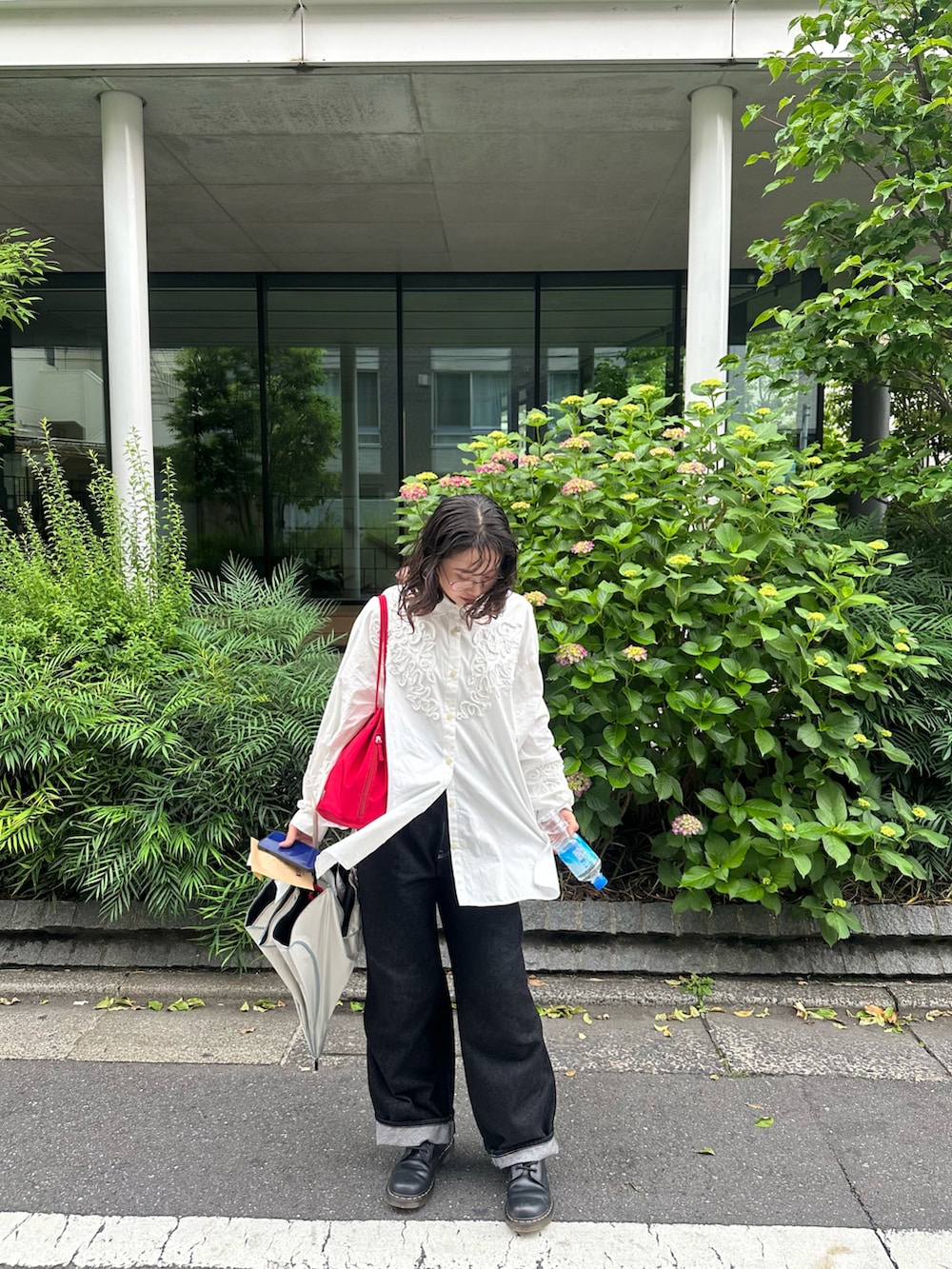 「白シャツ、モノトーン、シャツスタイル、大人コーデ、シンプルスタイル、着回しコーデ、休日スタイル、フォローミー、おしゃれさんと繋がりたい、お出かけコーデ、春夏コーデ、モノトーンコーデ、デニム、SENSEOFPLACE、willfully」｜「SENSE OF PLACE by URBAN RESEARCHのコードシシュウシャツ（シャツ/ブラウス、ホワイト系）」を使った、mino0525さん（レディース・157cm）の夏コーディネートの2枚目の写真