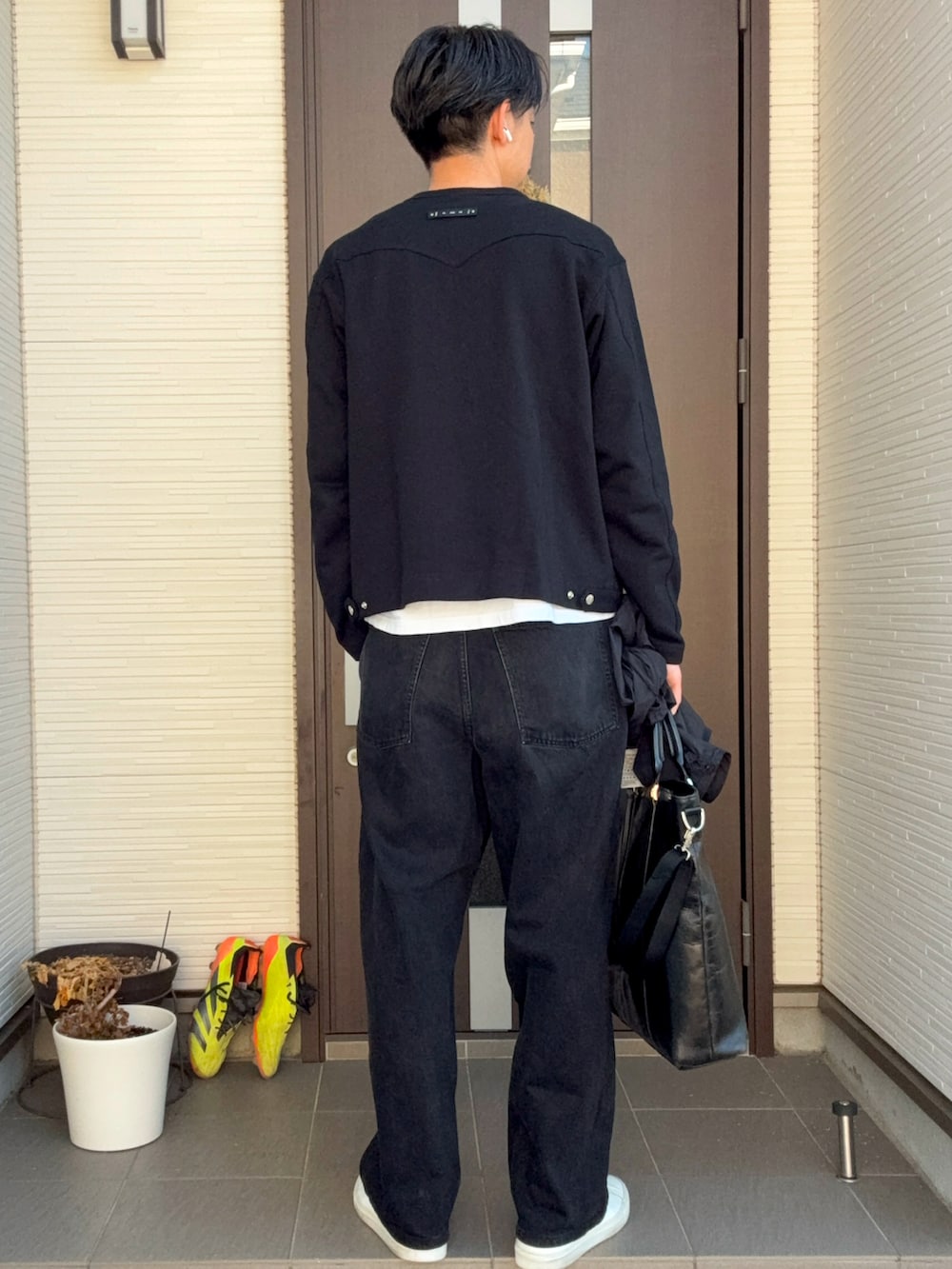 ホワイト系のスニーカー、ブラック系のチノパンツ、グレー系のTシャツ/カットソーを着用したメンズの春コーディネートの2枚目の写真