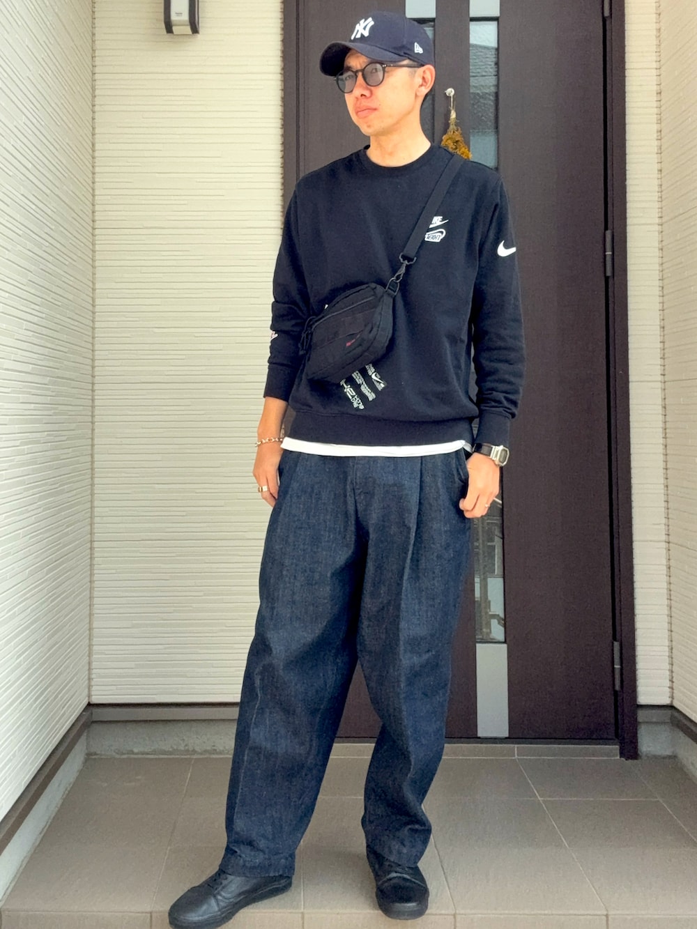 「公園コーデ、デニムパンツ、ワイドデニム、春めき満開コーデ、スポーツミックス」｜「VANSのVANS ヴァンズ OLD SKOOL オールドスクール VN0003Z6L3A (LEATHER) BLACK（スニーカー、ブラック系）」を使った、ATSUさん（メンズ・182cm）の春コーディネートの2枚目の写真